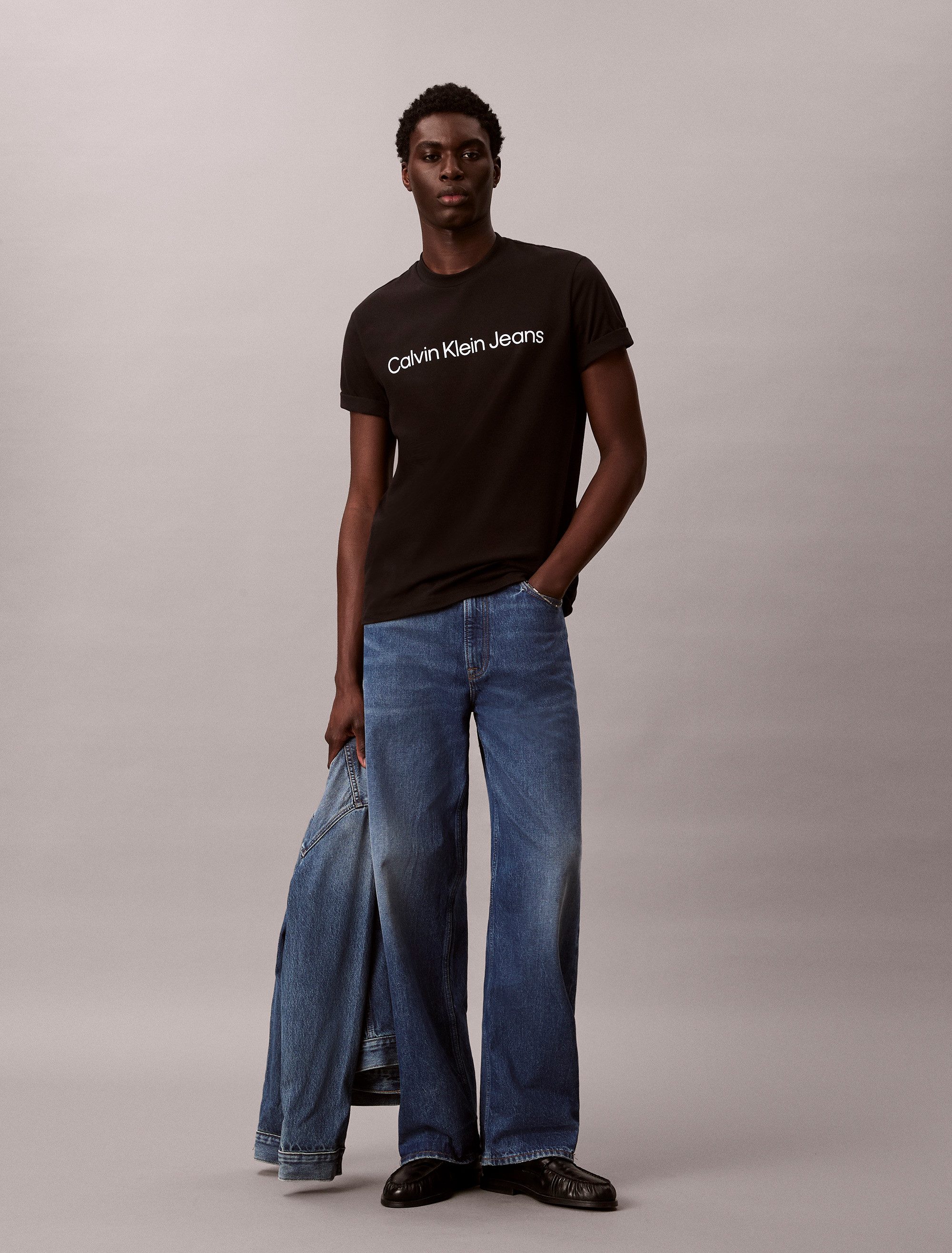 Calvin Klein Jeans T-Shirt Rundhalsausschnitt, Regular Fit, Logoschriftzug – Bild 4 von 5