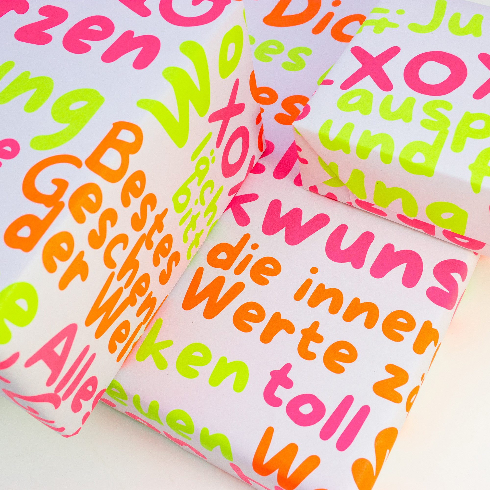 Bow & Hummingbird Geschenkpapier Geschenkpapier "Mit Liebe verpackt" aus Recyclingpapier, Bow&Hummingbird