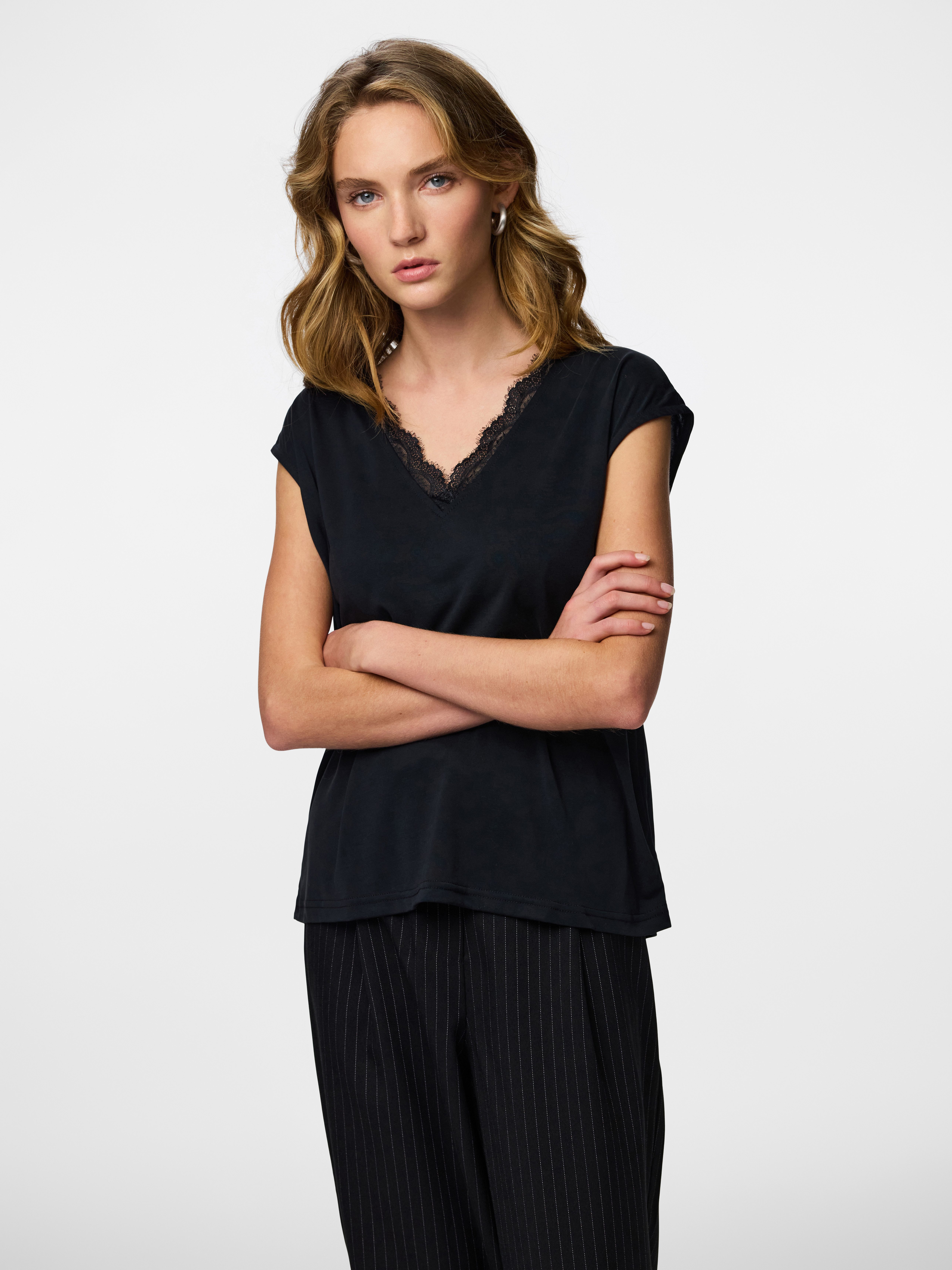 pieces Kurzarmshirt PCKAMALA LACE V-NECK TEE JRS NOOS BC