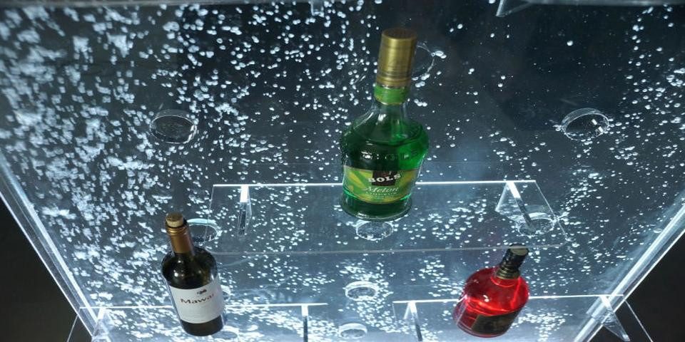 Xlmoebel Zierbrunnen Beleuchtete LED-Wasserwand-Säulenbar-Regal-Kombination günstig online kaufen