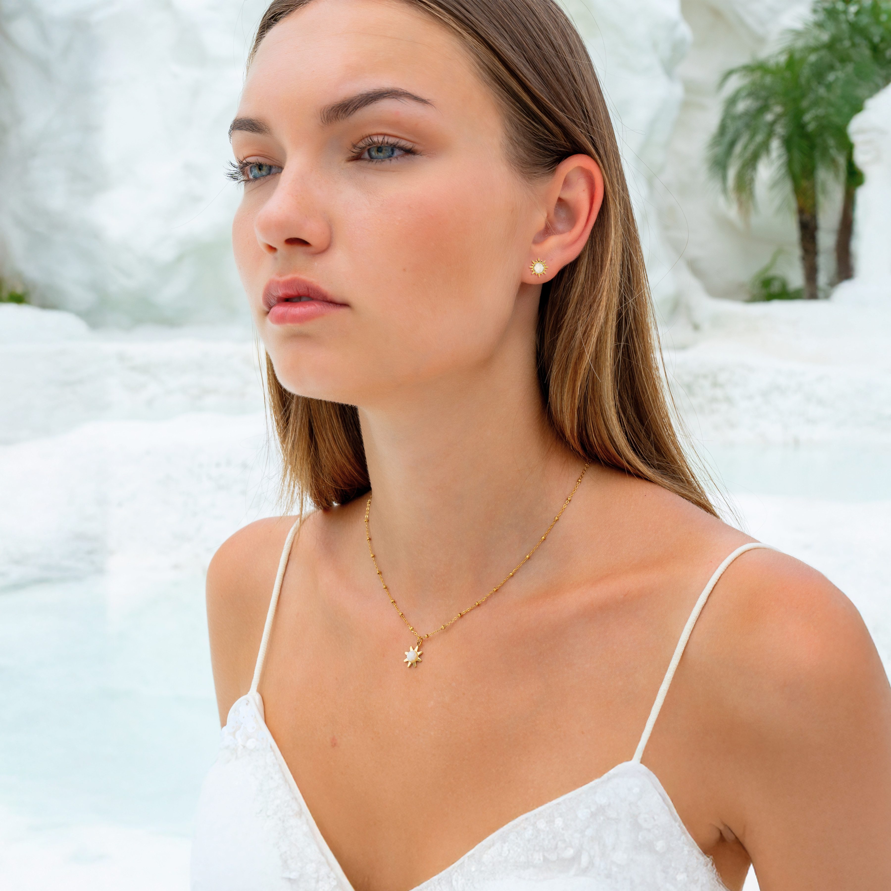 Made by Nami Paar Ohrstecker Ohrstecker goldfarben mit Sonnenmotiv Edelstein wasserfest hypoallerg., aus Edelstahl – Boho-Stil – sommerlich – mit Schmuckstein