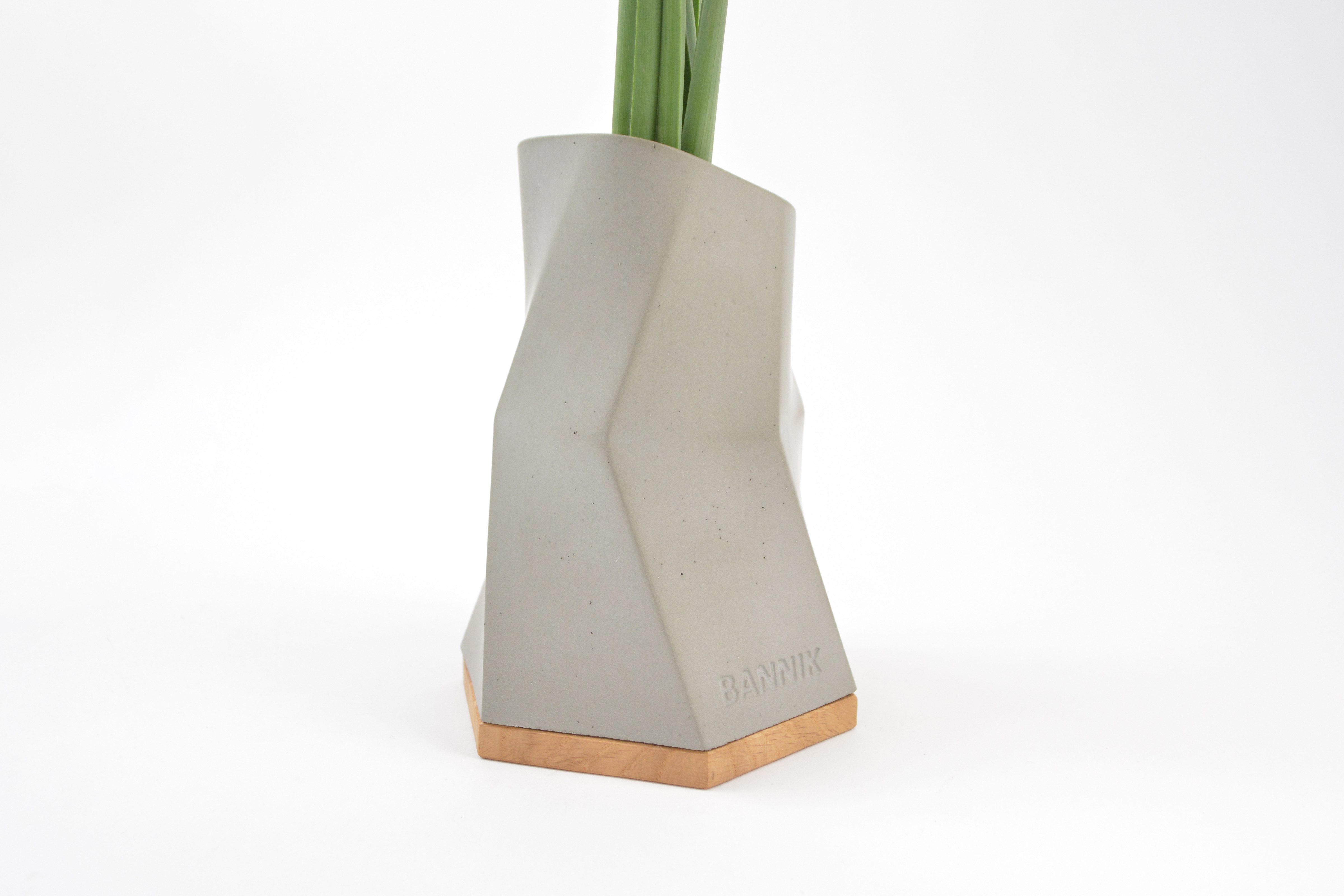 Bannik Dekovase Betonvase Polygon 15cm, Moderne Betonvase mit Holzsockel, 15 cm hoch, handgefertigt