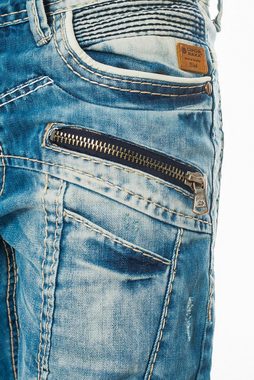 Cipo & Baxx Regular-fit-Jeans Herren Jeans Hose mit stylischen Applikationen Aufwendiges Design mit dicken Nähten, Ausgefallene Waschung mit kleinen Abriebstellen