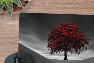 MuchoWow Gaming Mauspad Schwarz-Weiß-Foto mit einem roten Baum (1-St), Mousepad mit Rutschfester Unterseite, Gaming, 40x40 cm, XXL, Großes