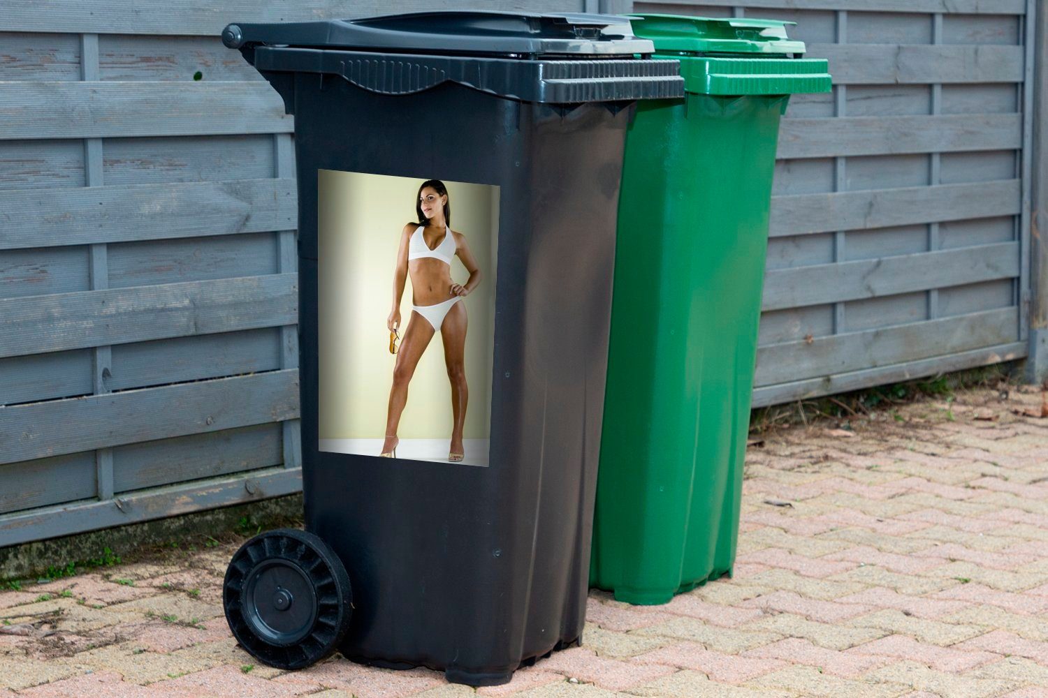 Container, MuchoWow mit Mülleimer-aufkleber, Mülltonne, Abfalbehälter in weißen einem Frau Absätzen (1 St), Sticker, Bikini Wandsticker