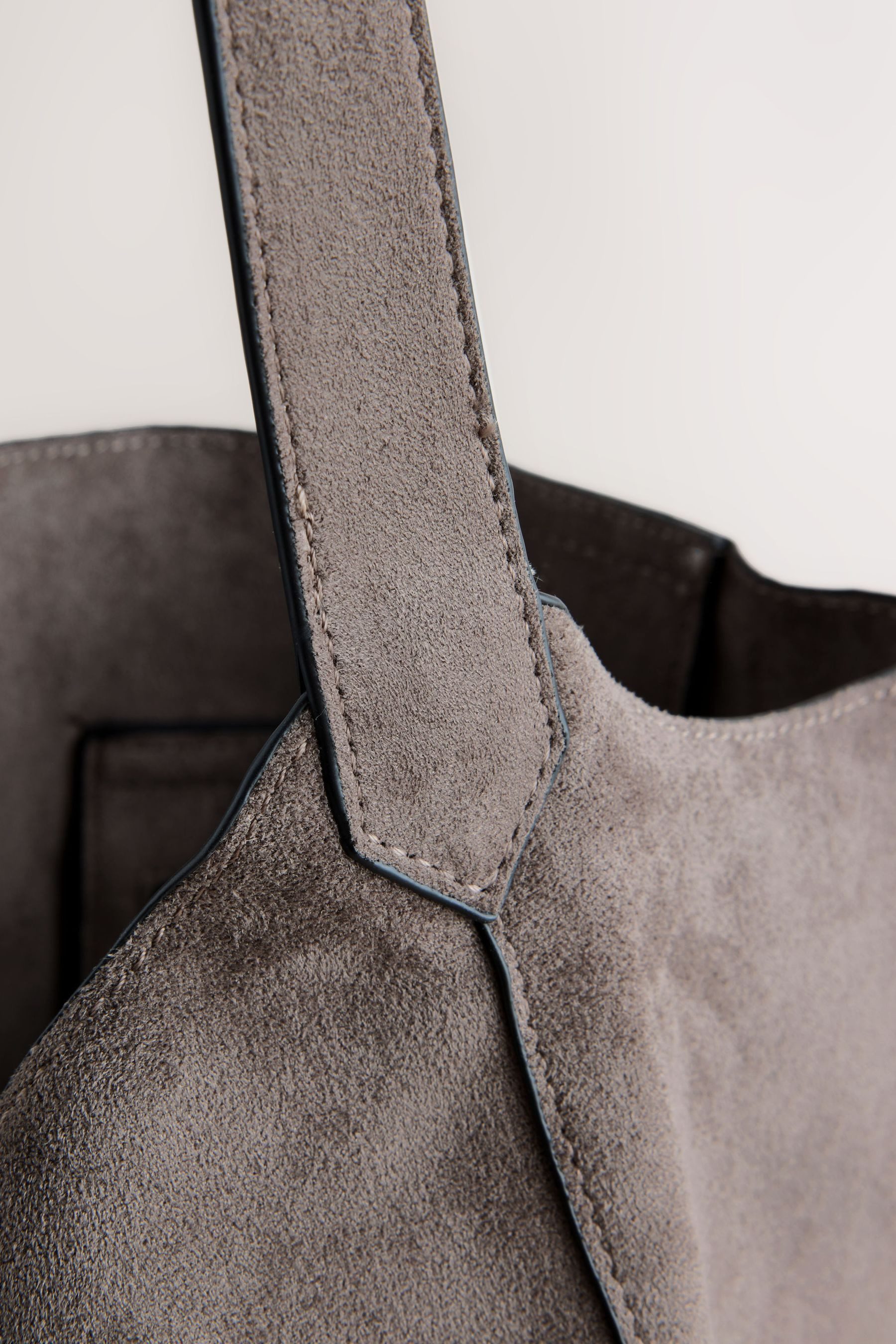 Next Schultertasche Schultertasche aus Velourskunstleder (1-tlg)