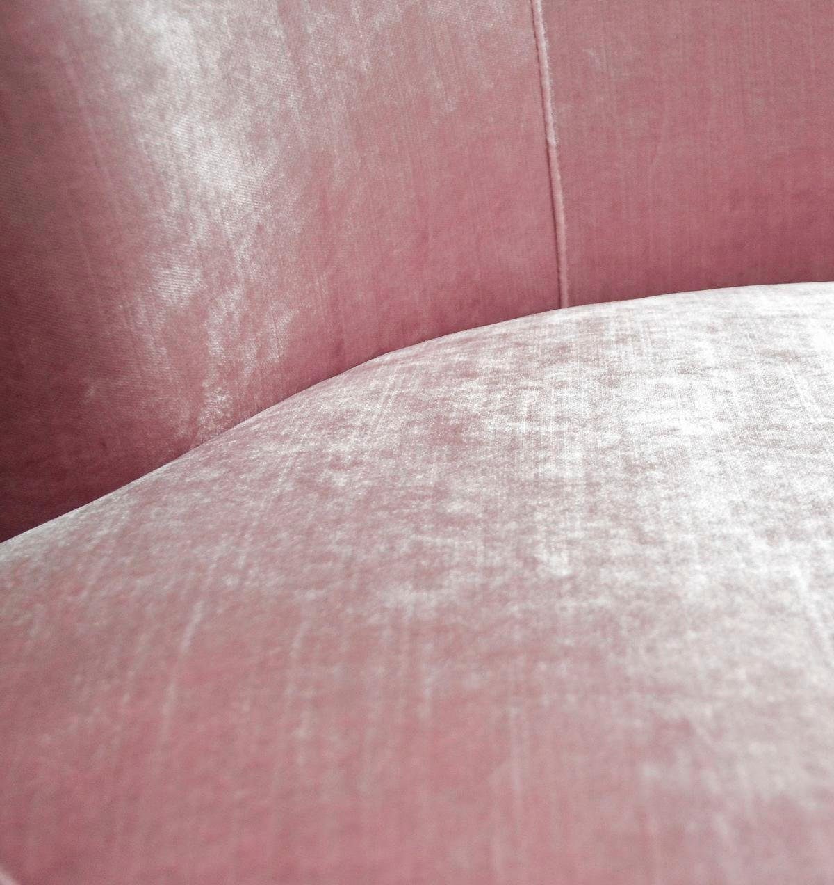 chromfarbenen Metallfüßen, Scarlett, extravagantes mit Design Sofa Leonique