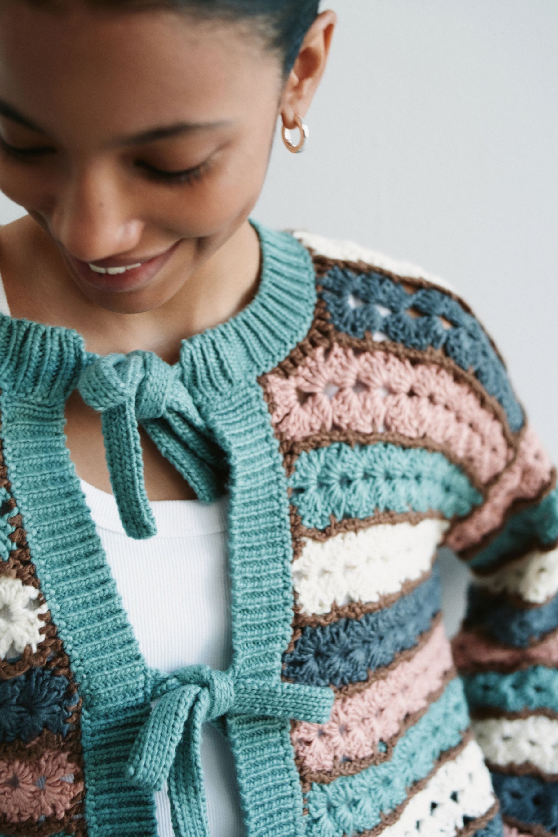 Next Strickjacke Von Hand gestrickte Strickjacke mit Bindedetail (1-tlg)