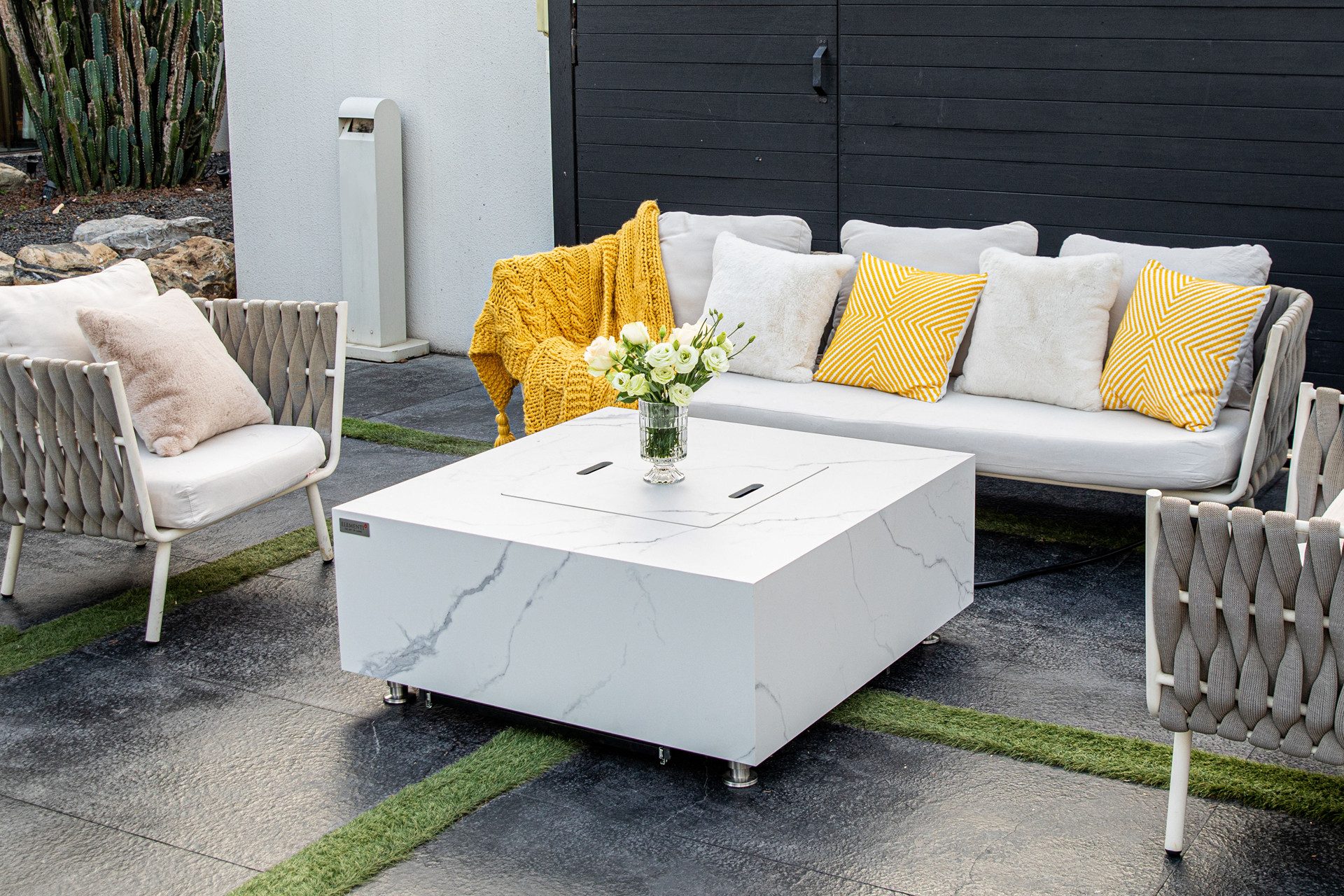 ELEMENTI Feuertisch BIANCO Feuerstelle aus Beton - Komplett-Set mit Zubehör, (SET, 1-St., inkl. mehreren Komponenten), Porzellan,(100x100x43cm)