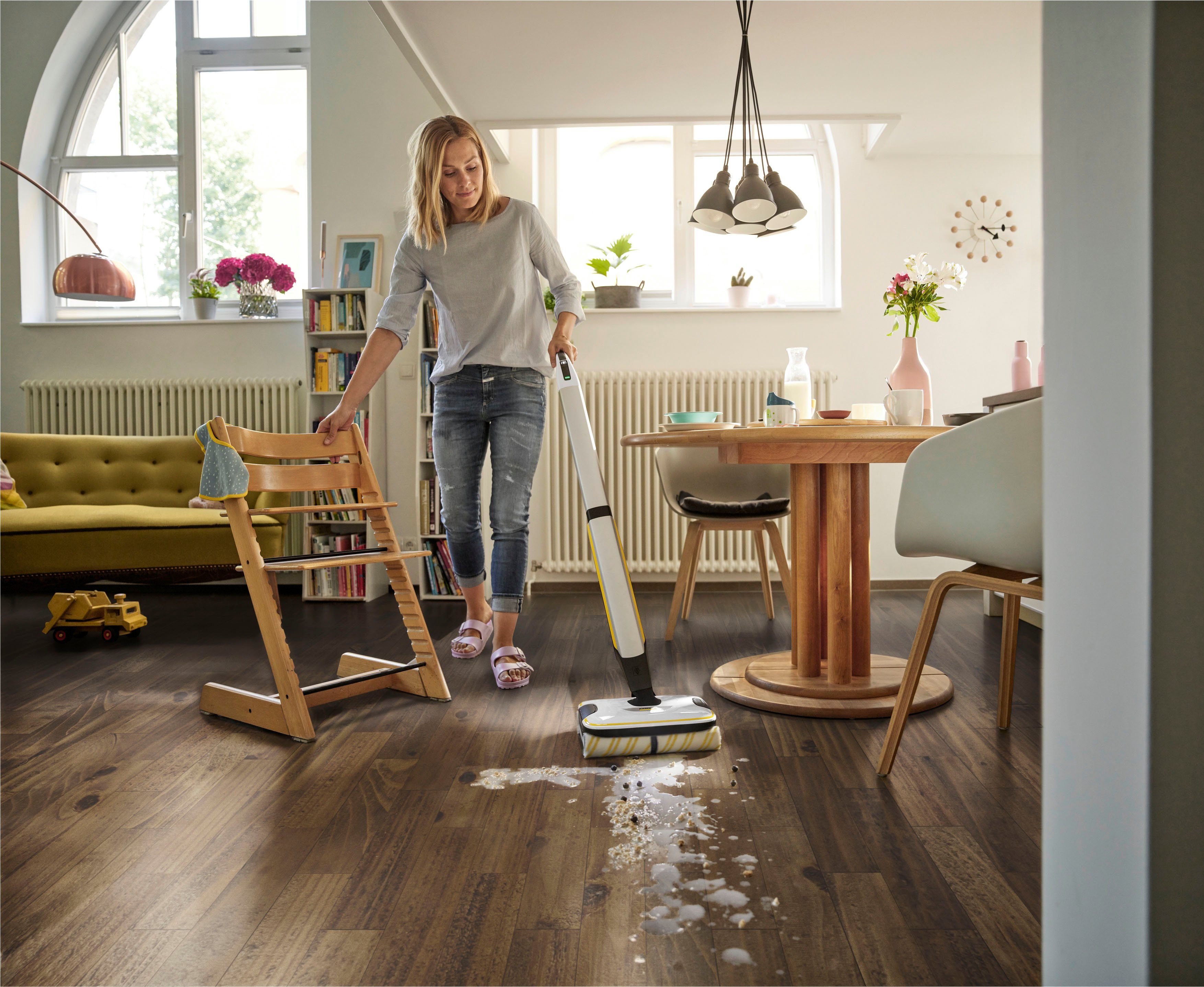 KÄRCHER Hartbodenreiniger FC 7 CORDLESS, kabelloser Bodenreiniger mit 4 rotierenden Mikrofaserwalzen – Bild 2 von 5