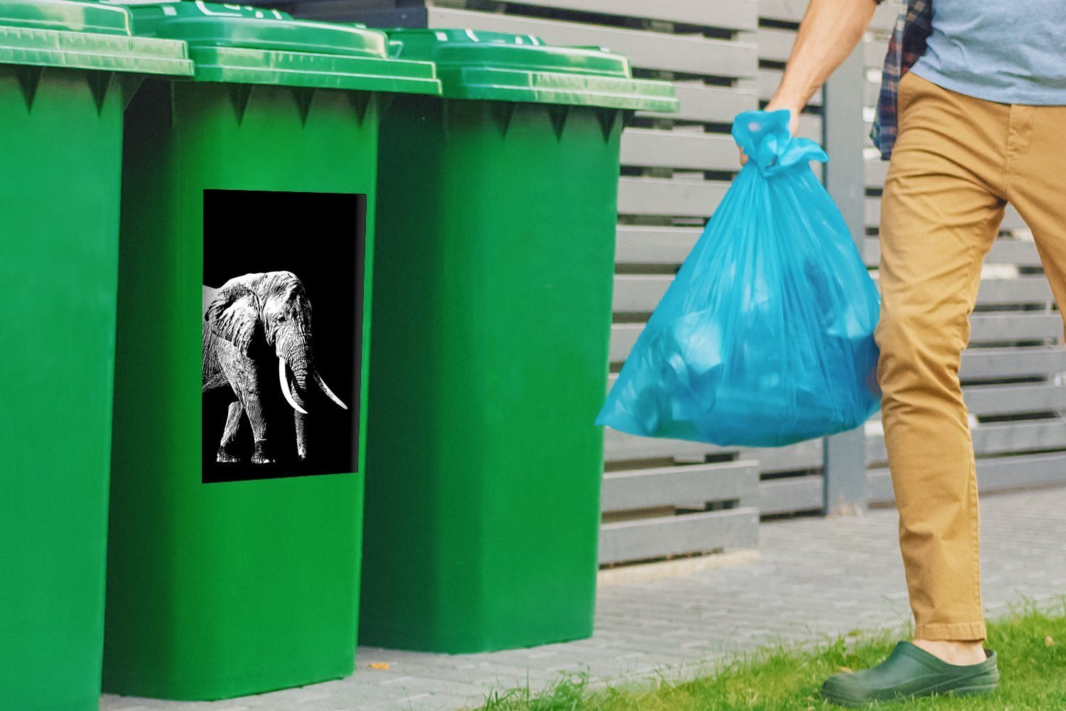 vor St), Abfalbehälter Mülltonne, schwarzem Hintergrund Sticker, Elefant schwarz Mülleimer-aufkleber, und (1 - Container, weiß Wandsticker MuchoWow