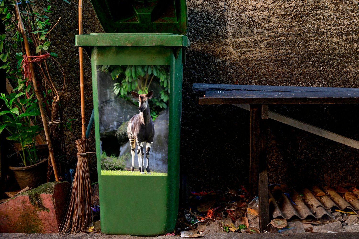 Felsen Mülleimer-aufkleber, Hintergrund St), (1 Okapi Sticker, im mit Abfalbehälter Mülltonne, Container, MuchoWow Wandsticker