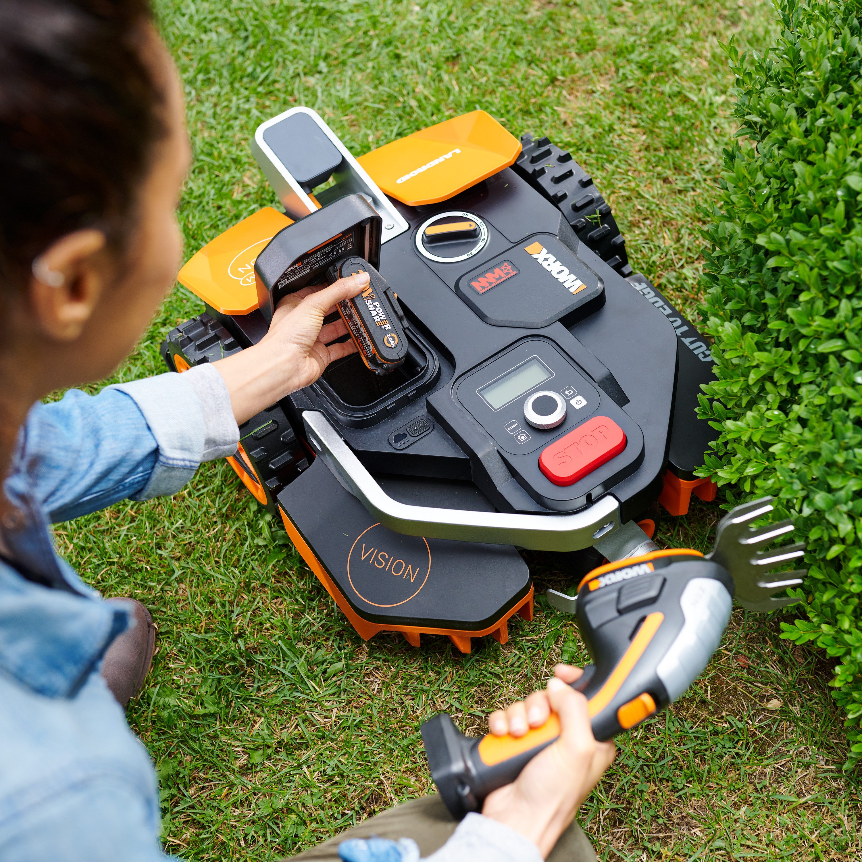 Worx Rasenmähroboter Mähroboter L1300 Landroid VISION, bis 1300 m² Rasenfläche, Intelligenter Mähroboter ohne Begrenzungskabel, für Gärten bis 1300m²