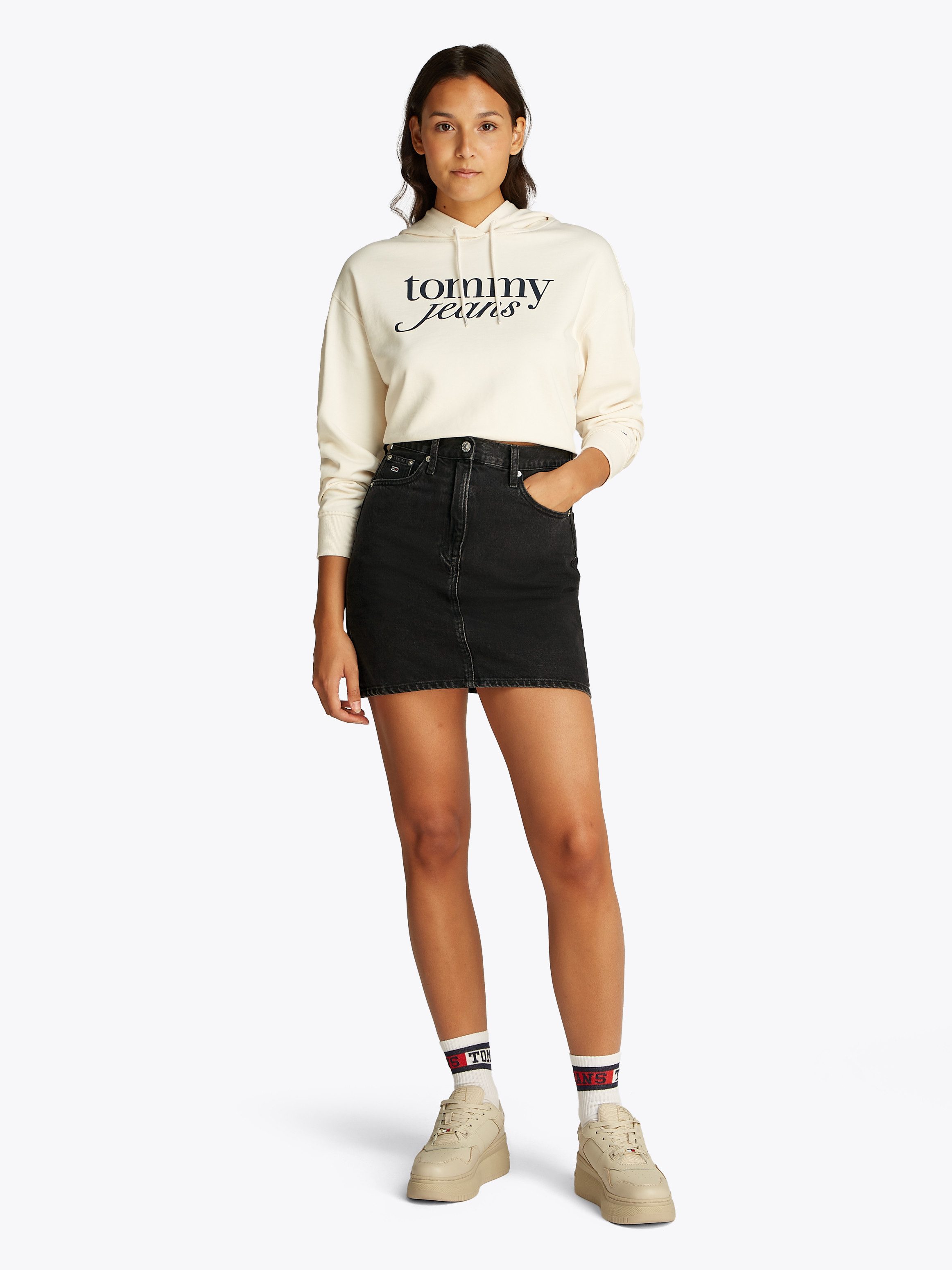 Tommy Jeans Jeansrock MOM SKIRT BI8080 in schwarzer Waschung, in Mini-Länge