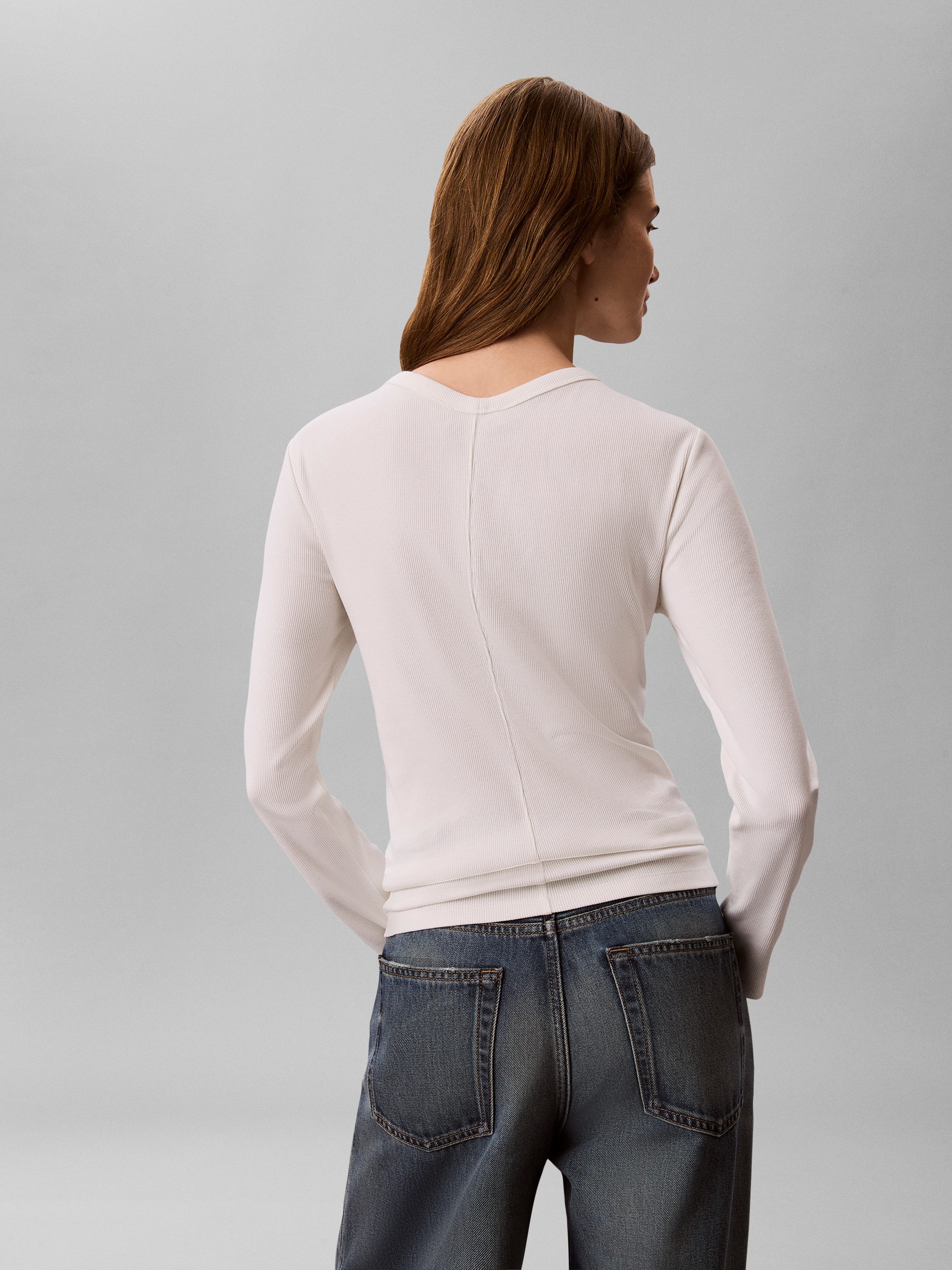 Calvin Klein Jeans Langarmshirt WOVEN LABEL BABY RIB BUTTON Figurbetonte Passform mit V-Ausschnitt