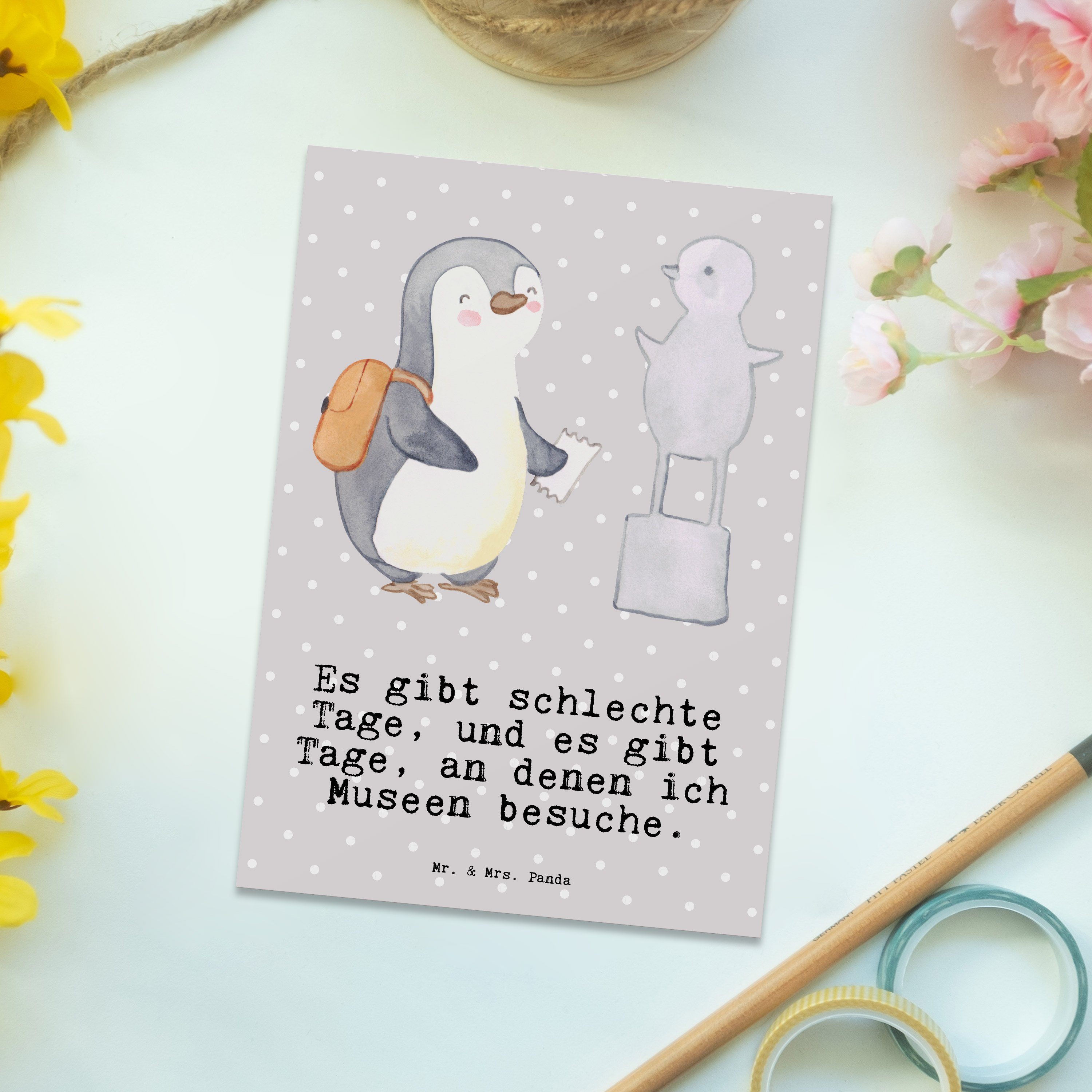 Mr. & Mrs. Panda Postkarte Pinguin Museum besuchen Tage - Grau Pastell - Geschenk, Einladungskar