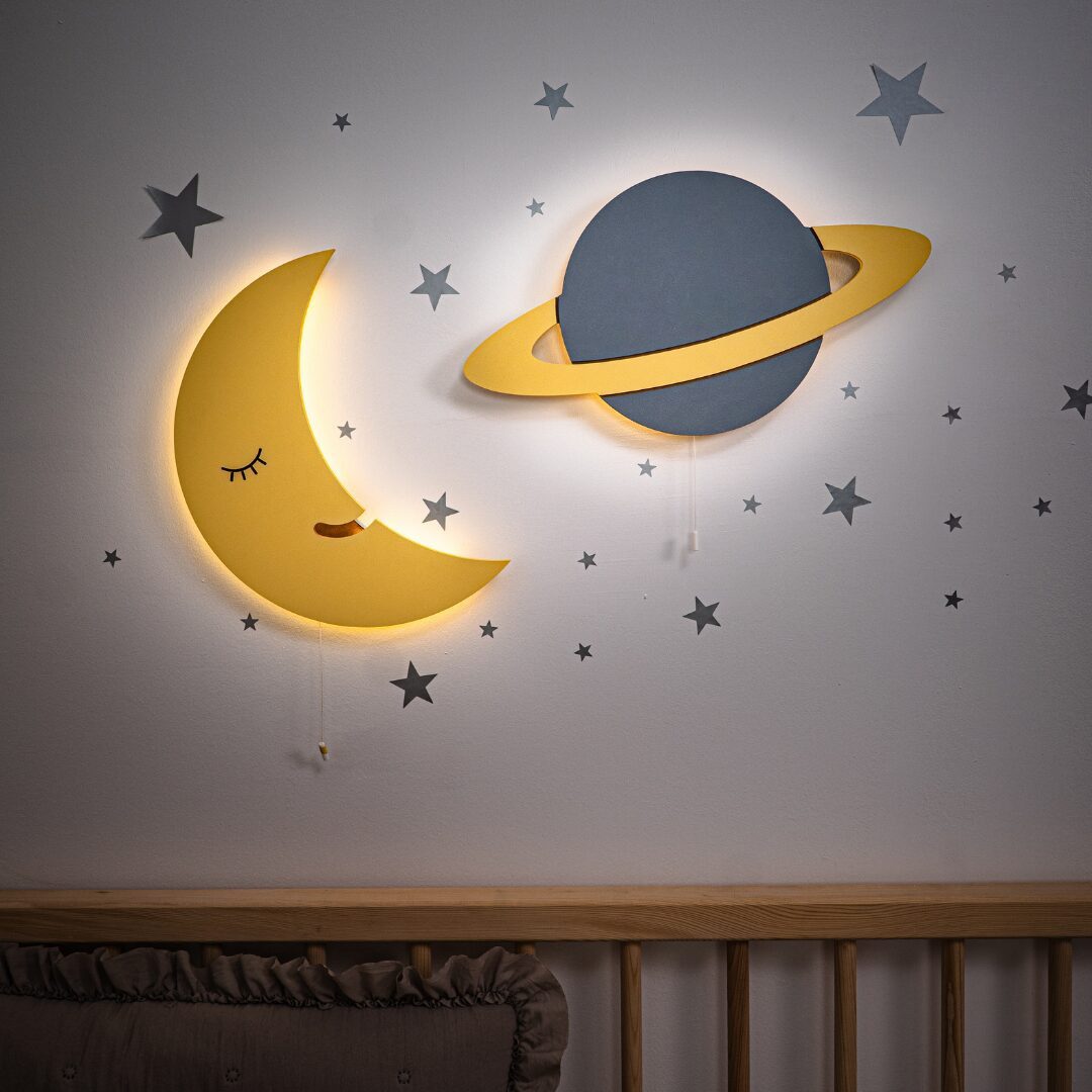 COZYCOLLECTIONS LED Wandleuchte Handbemaltes LED-Wandnachtlicht „Blaue Planet in Holzoptik, LED, Warmweiß, handbemalt, inkl. Blaue Planet (ohne Gelber Mond)