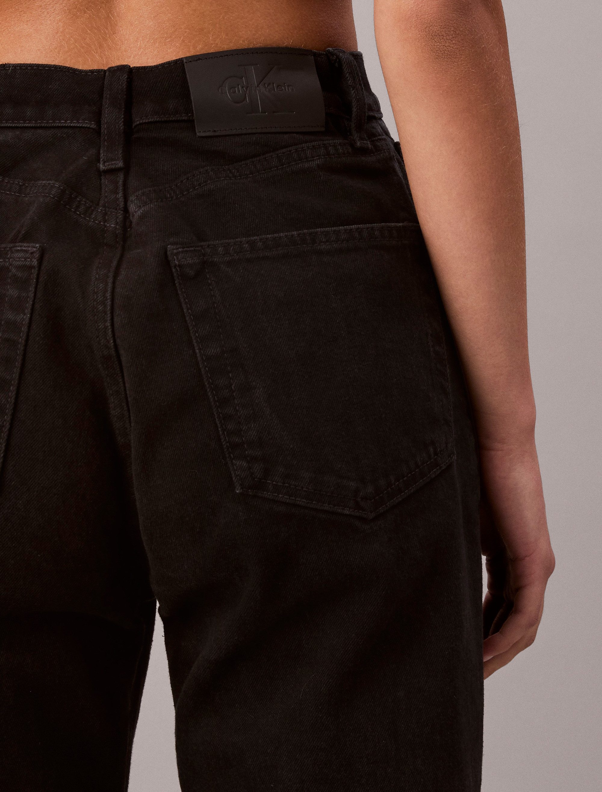 Calvin Klein Джинсы Мамины джинсы NEW MOM JEAN mit Markenlabel am Bund