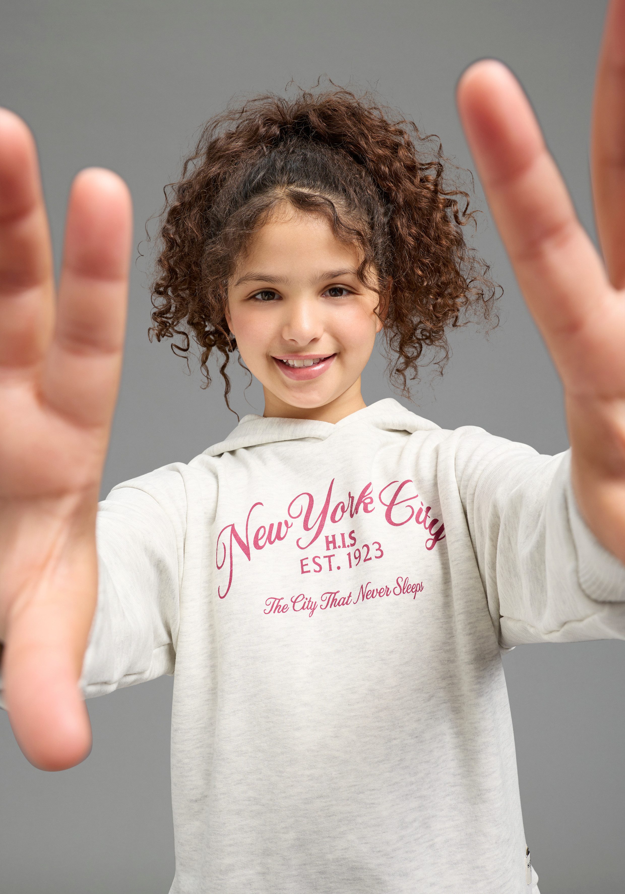 H.I.S Kapuzensweatshirt 2in1 look, H.I.S Sweatshirts mit New York Druck Hoodie mit modischem Druck und Badge, in weich angerauter Sweatware – Bild 4 von 5
