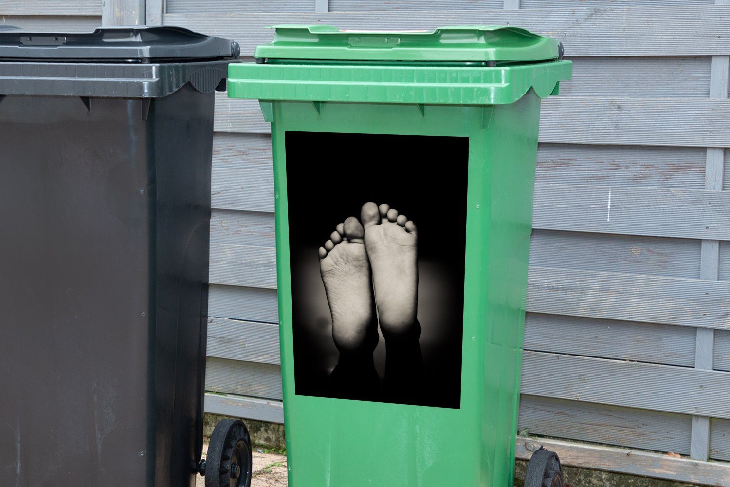 Schwarz MuchoWow Mülltonne, St), - Füße (1 Mülleimer-aufkleber, Weiß Abfalbehälter - Wandsticker Container, Sticker,