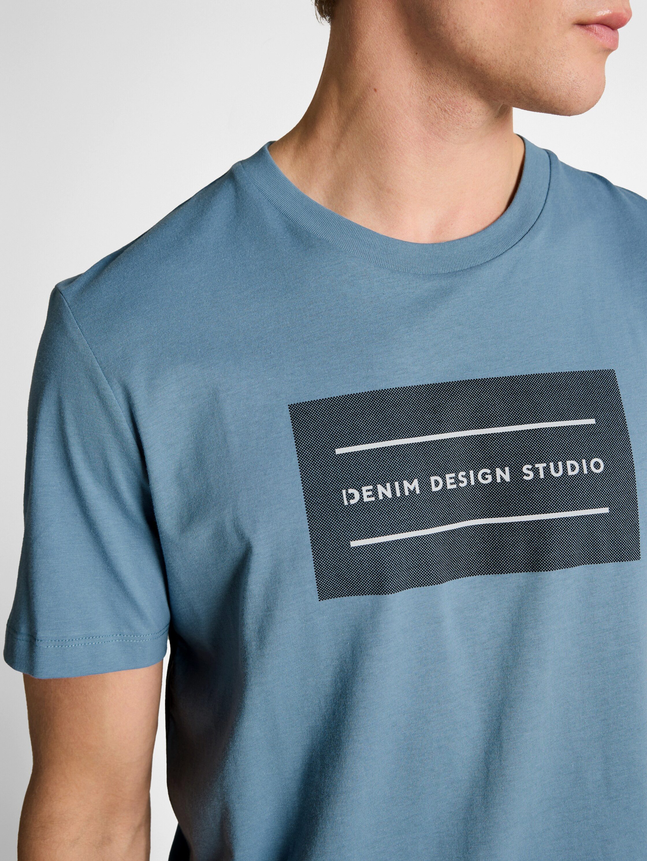TOM TAILOR Denim Rundhalsshirt mit verschiedenen Logo Prints
