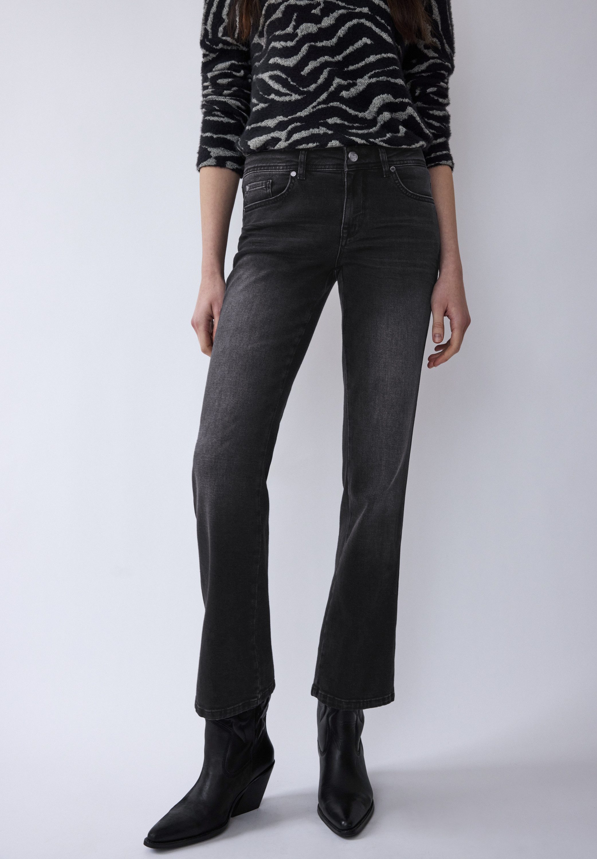 STREET ONE STUDIO Bootcut-Jeans 5-Pocket-Style. Reduzierter Preis € 51,99. Unverbindliche Preisempfehlung € 69,99