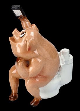 Figuren Shop GmbH Tierfigur Lustige Schweine Figur - Selfie am Klo - Toiletten Dekofigur Tierfigur
