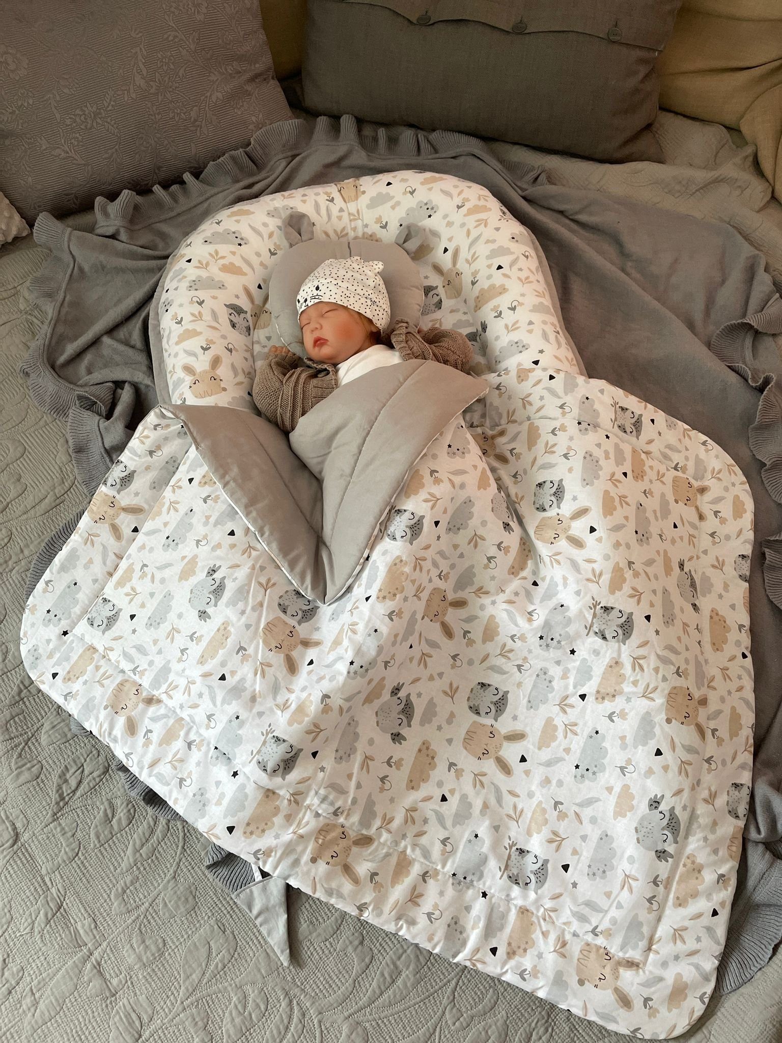 Loolay Bettnestchen Babynest SET HASE Beige-Weiß/ Baumwolle Grau Hangenähnt, (4 Jahreszeiten Kuschelnest Reisebett BABYNEST SET, Premium Babyausstattung: Nestchen, 80x100 Babydecke, Kissen), LOOLAY® - 100% Europäische Stoffe und Kleinserien-Nähen!