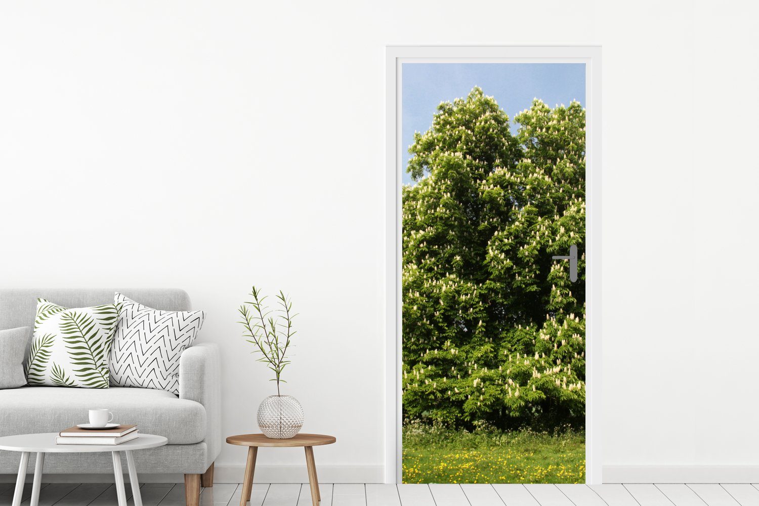Tür, in Türtapete Kastanienbaum Frühling für bedruckt, Türaufkleber, 75x205 England, St), cm Matt, (1 Fototapete Ein MuchoWow im