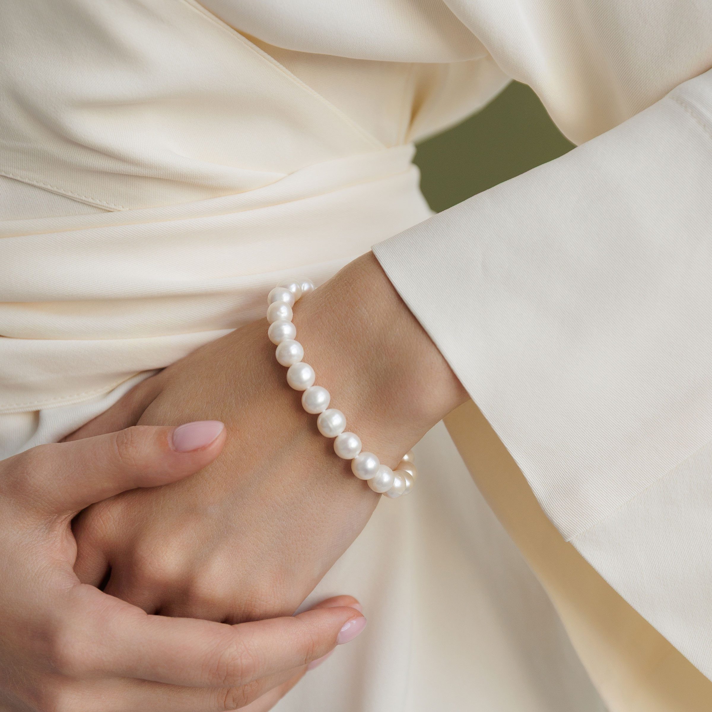 Gaura Pearls Perlenarmband Damen – Weiße Süßwasserperlen 8–9 mm • 19–22 cm variabel, 585 Gelbgold-plattierter 925 Silber Verschluss