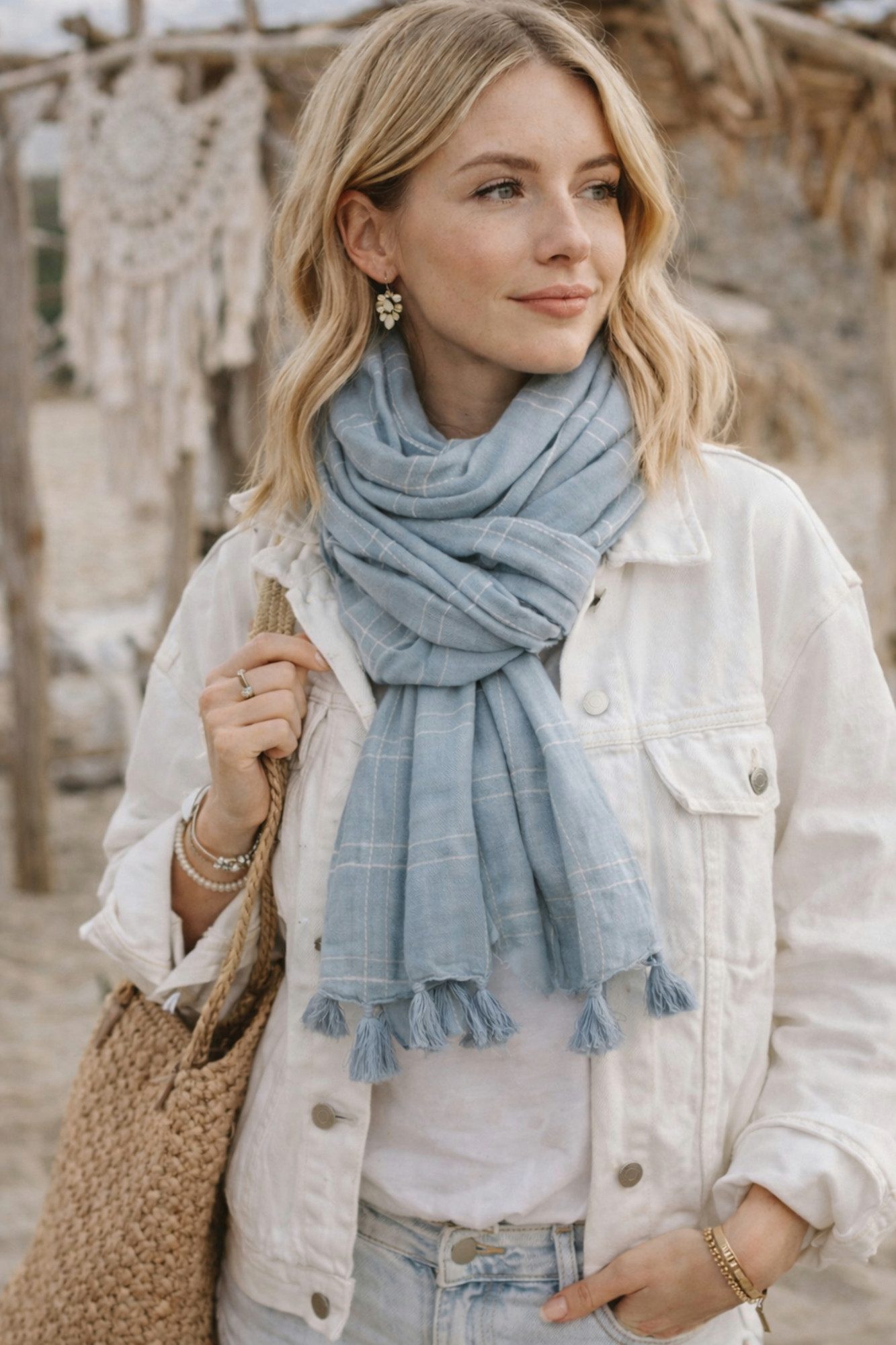 Ella Jonte Modeschal, im Boho Ibiza Style mit weißen Ziernähten und Quasten