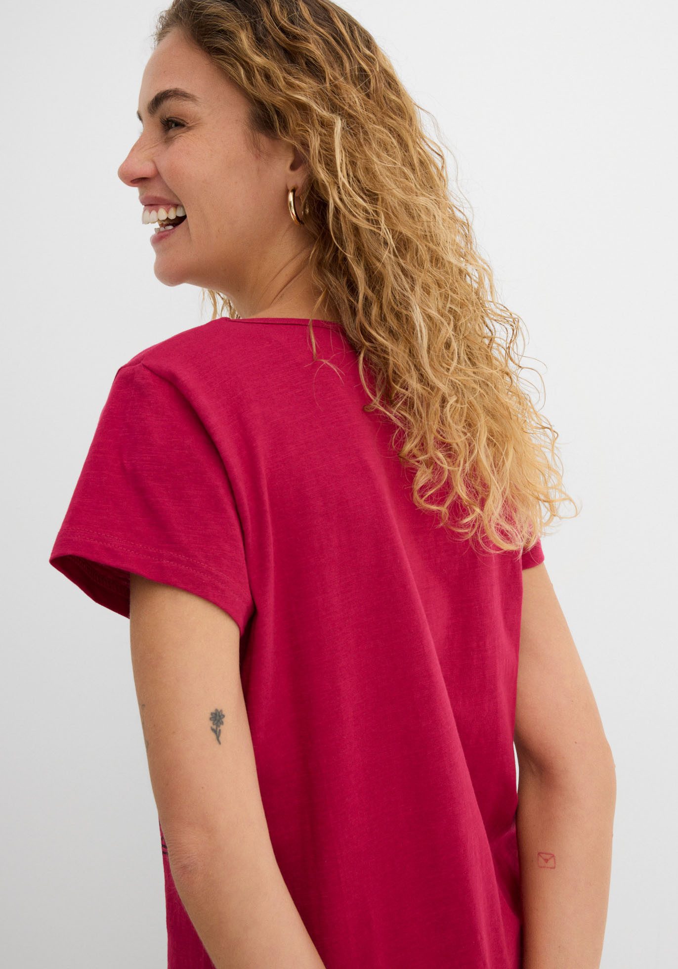 bonprix T-Shirt gerade Passform, Kurzarm, mit dekorativem Druck, aus Baumwolle