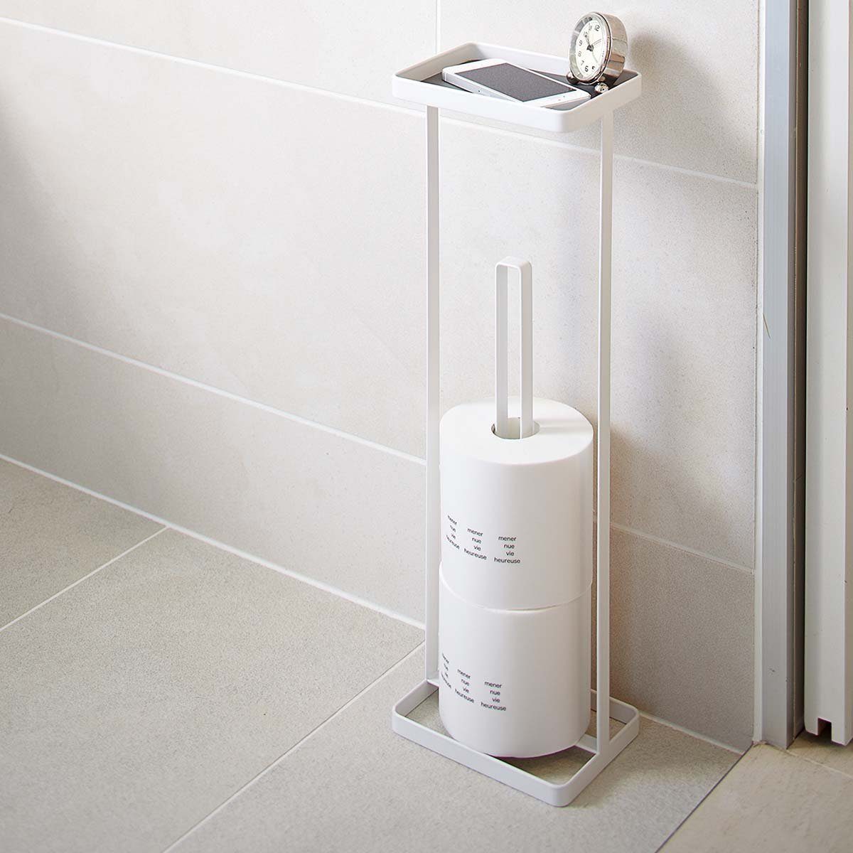 Yamazaki Toiletten-Ersatzrollenhalter Tower Toilettenpapierständer Toilettenpapierhalter mit Ablage, Ablagefläche für Handy, Uhr, Schlüssel, freistehend, Metallgestell