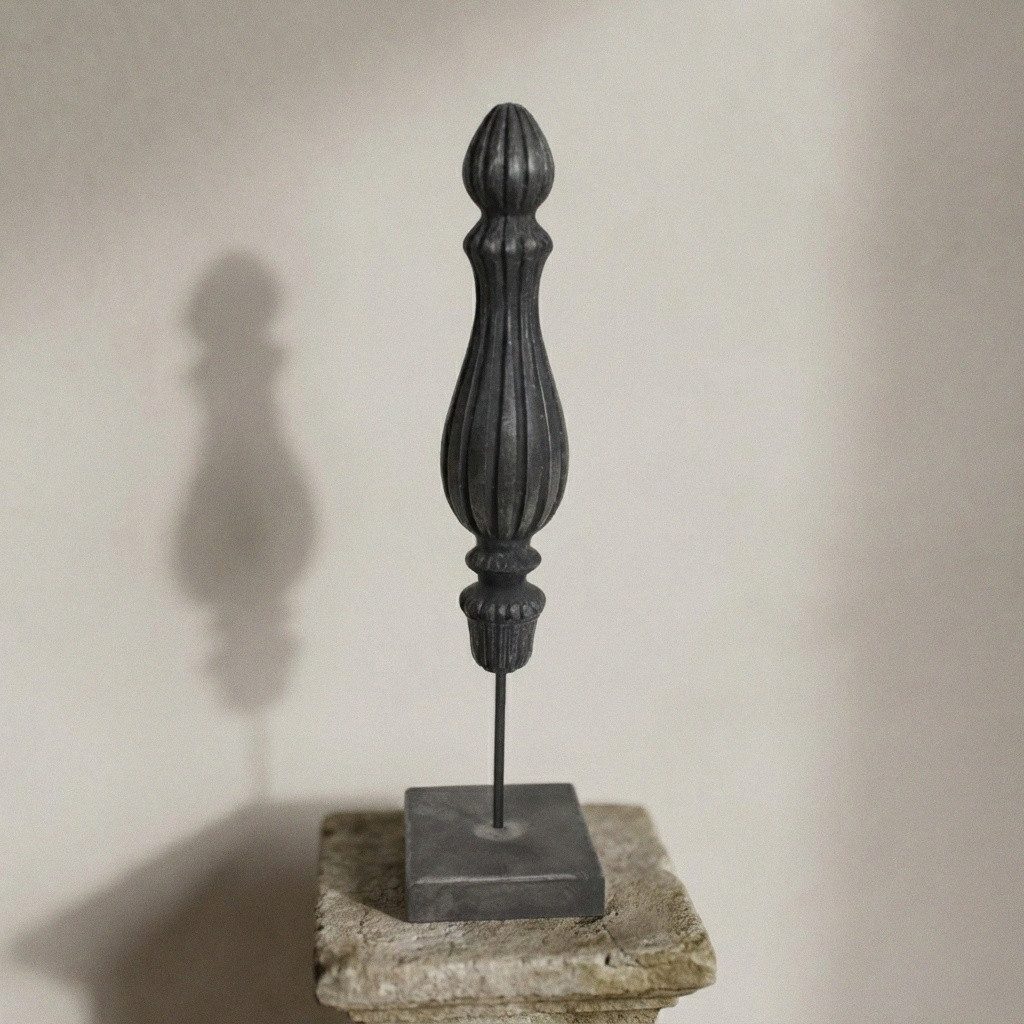 Antikas Wanddekoobjekt Deko-Skulptur Pinnakel aus Holz, schwarz matt patiniert, H.37 cm