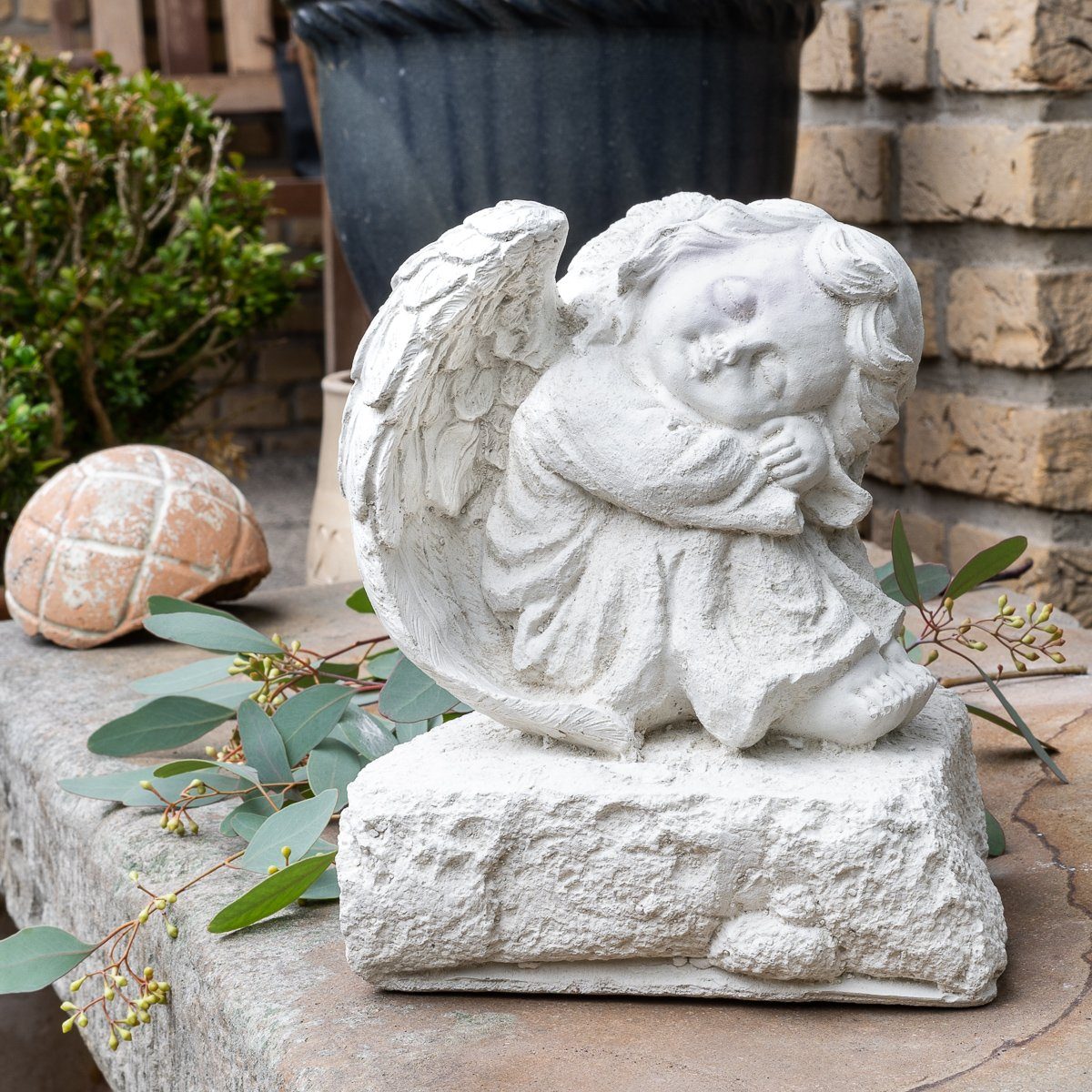 Antikas Gartenfigur Engel auf Fels, Steinguss, weiß, H 23 cm x T 18 cm