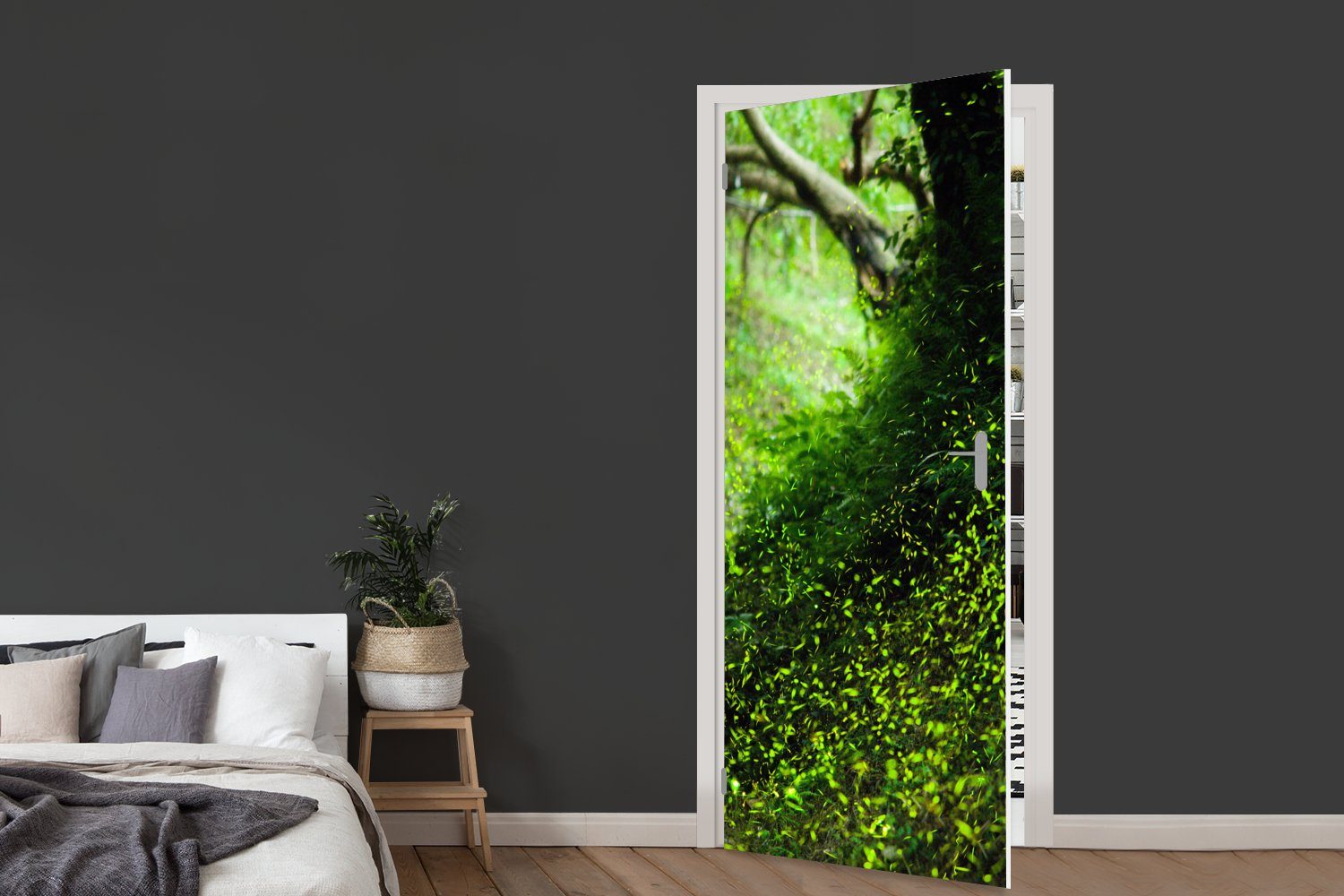 cm in Tür, für MuchoWow einer grünen Matt, Fototapete Tageslichtstunden, 75x205 bedruckt, während Glühwürmchen (1 St), der Türtapete Türaufkleber, Landschaft