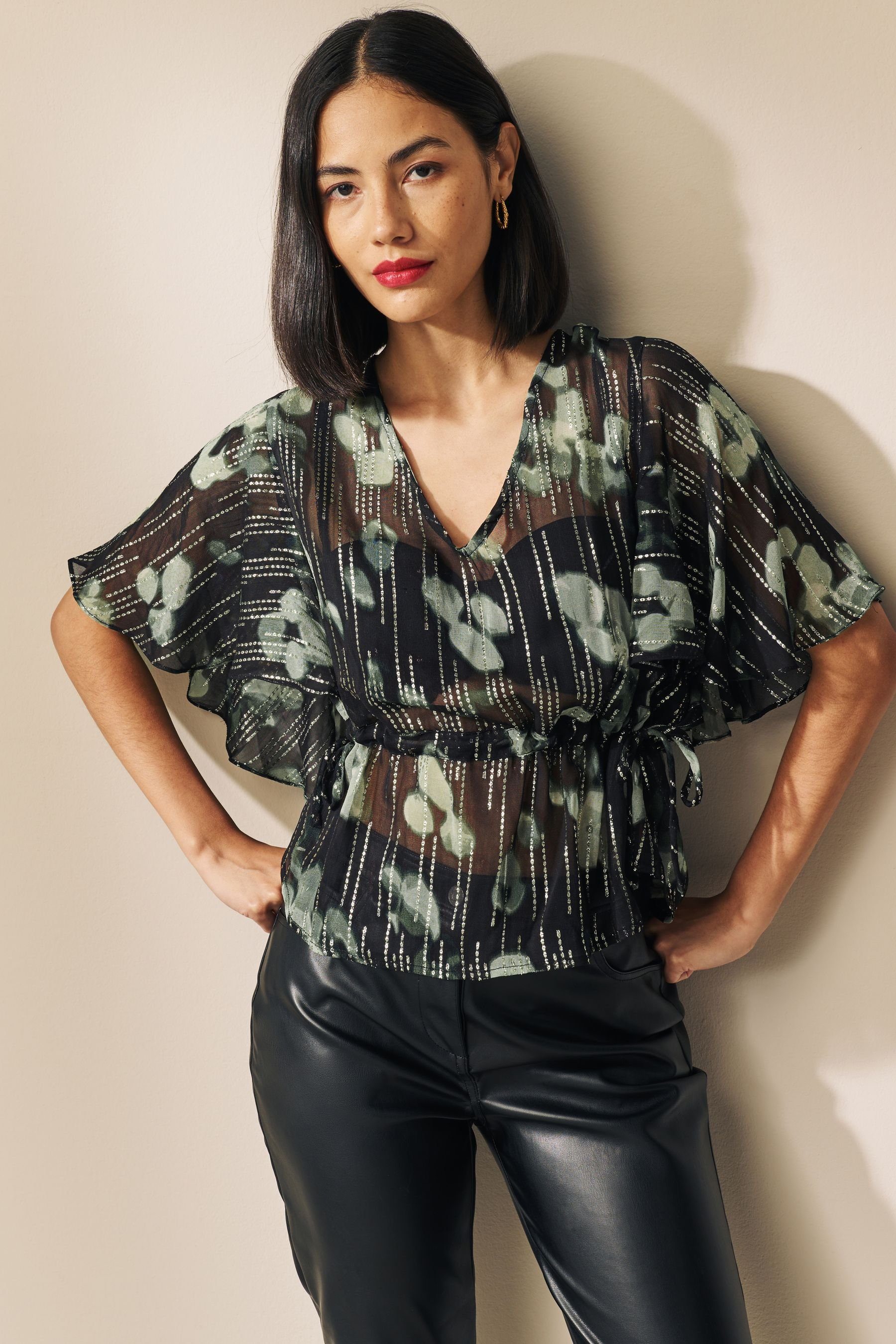 Next Blusenshirt Glitzernde Kurzarm-Bluse mit V-Ausschnitt (1-tlg)