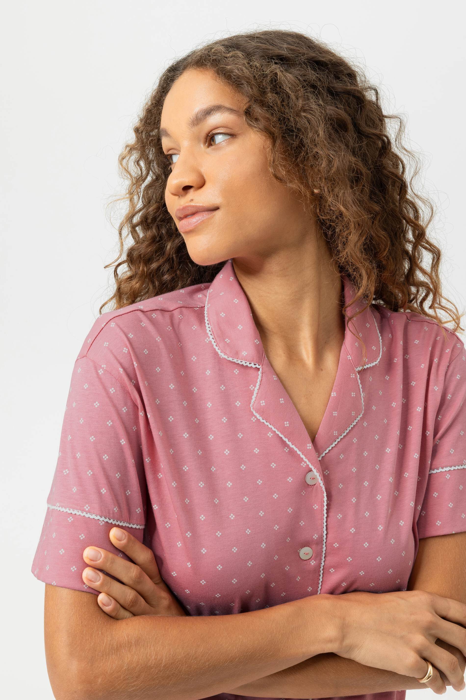 Mey Schlafanzug Mey Anzug kurz Serie Crochet Dots mit Print Pyjama (2 tlg) Reine Baumwolle, Jersey-Qualität, purer Komfort