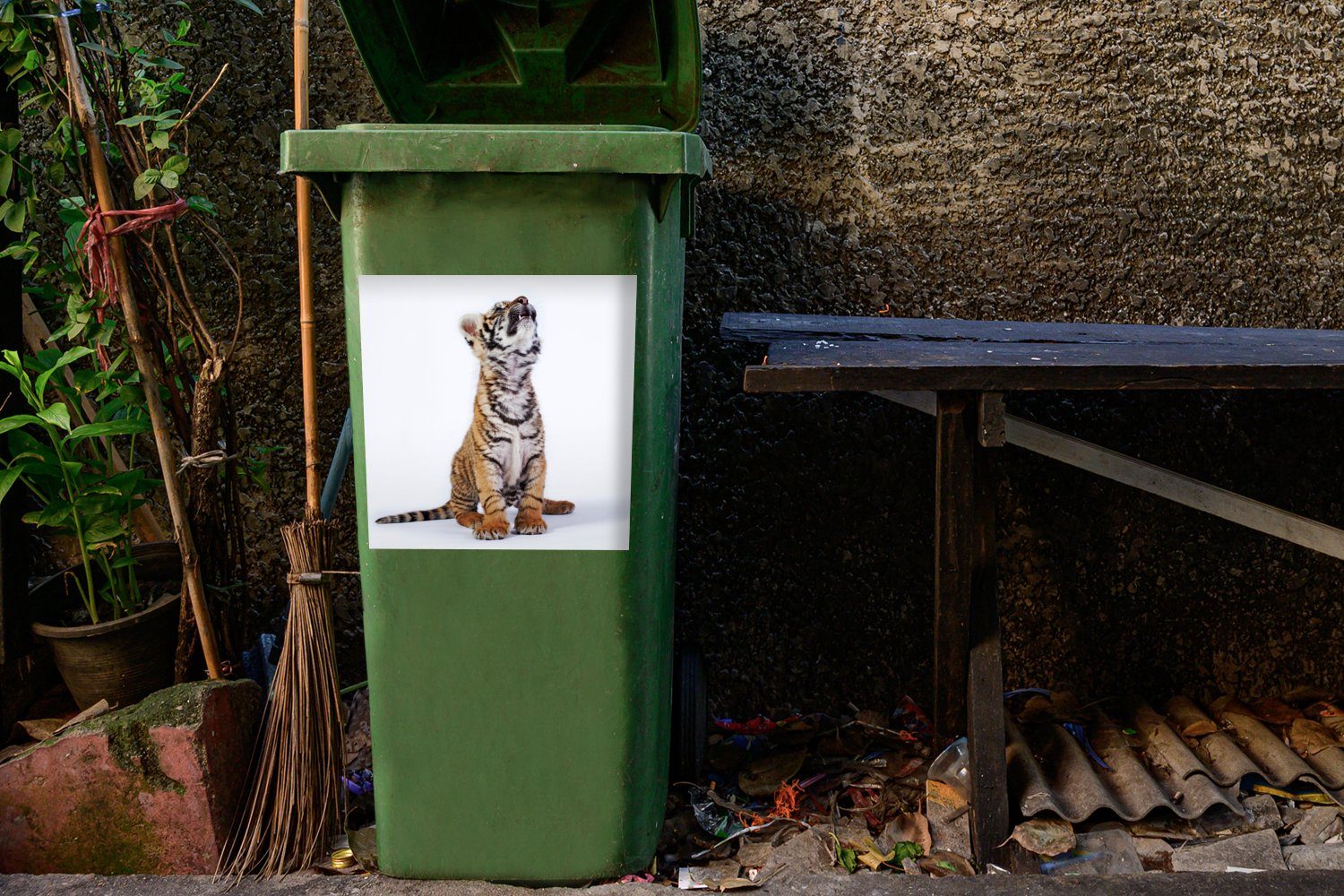 MuchoWow Wandsticker (1 Tiger Jungtier Sticker, Container, St), Mülltonne, Abfalbehälter - Mülleimer-aufkleber, Weiß 