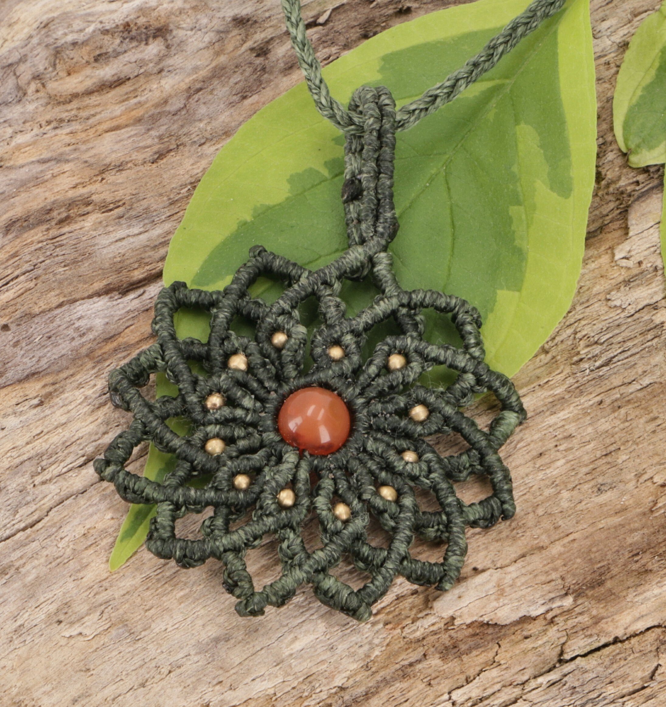Perlenkette Makrameekette Blume des Lebens dunkelrot