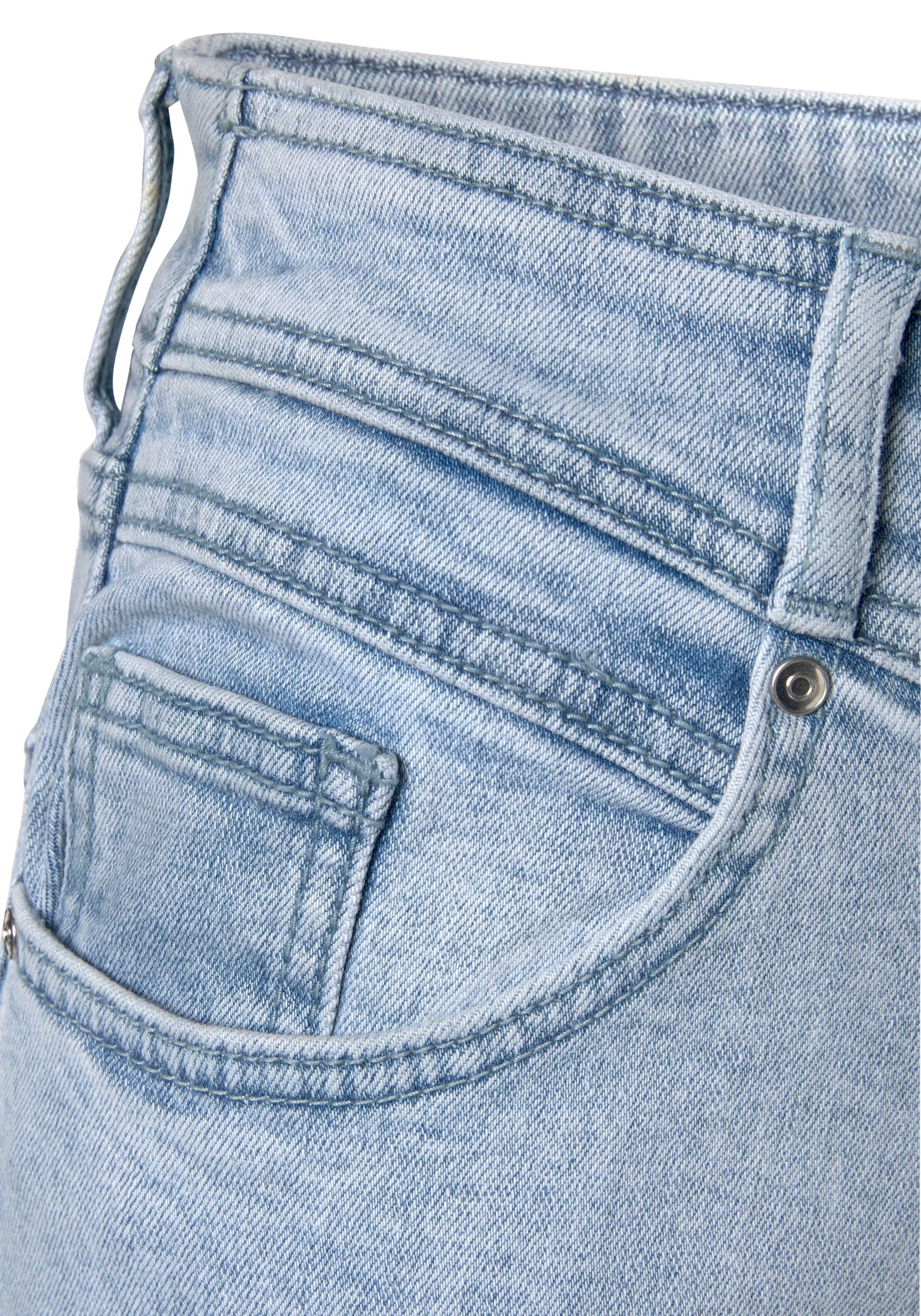 mit hellblau-washed LASCANA Beinabschlüssen leicht ausgefransten 7/8-Jeans