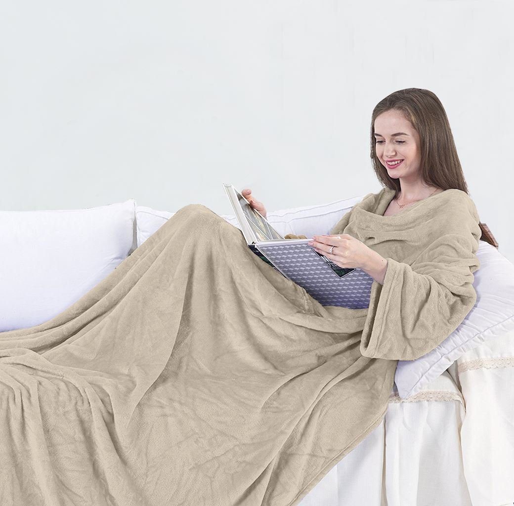 Tagesdecke Ärmeldecke Lazy - TV Blanket mit Ärmeln und aufgenähten Taschen, DecoKing, Tragbare Kuscheldecke capuccino | Tagesdecken