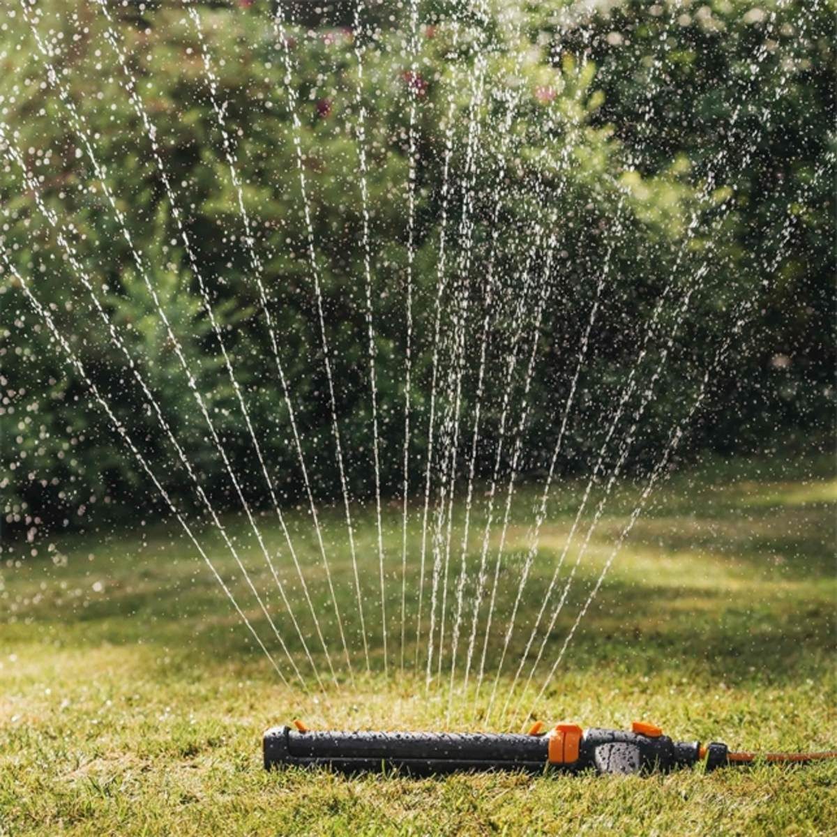 Fiskars Bewässerungsbrause Fiskars Oszillierender Sprinkler, Fläche 17 x 21 m, Rasenbewässerung