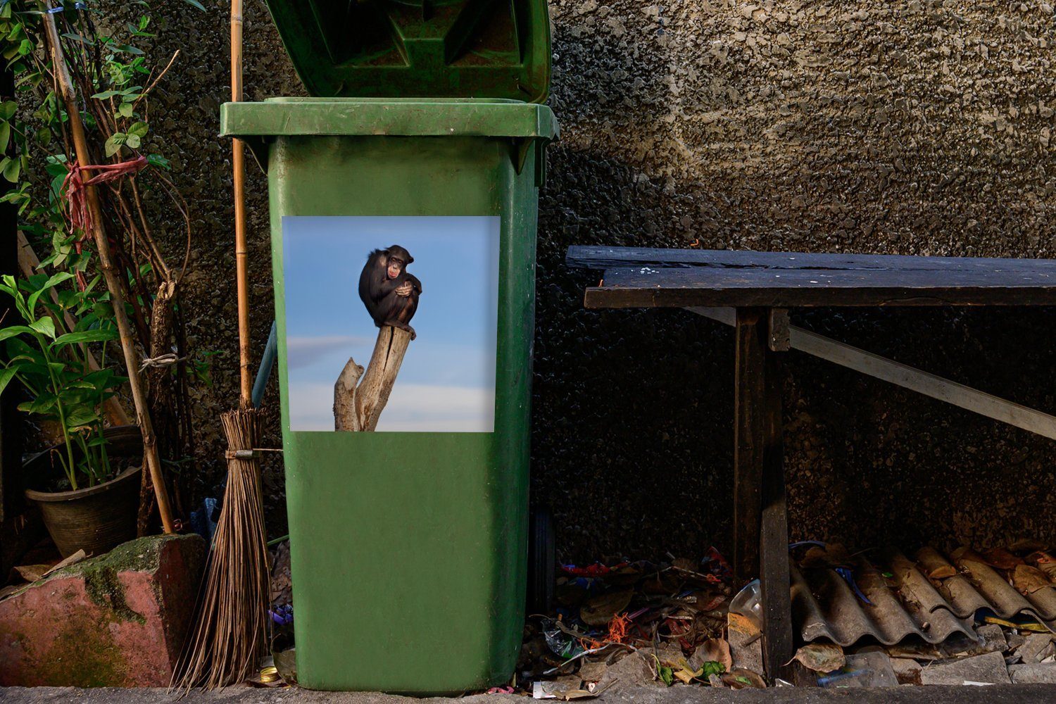 Sticker, - - Mülleimer-aufkleber, Tiere MuchoWow St), Mülltonne, Himmel Abfalbehälter Schimpanse Wandsticker - Pfahl Container, - (1 Affe