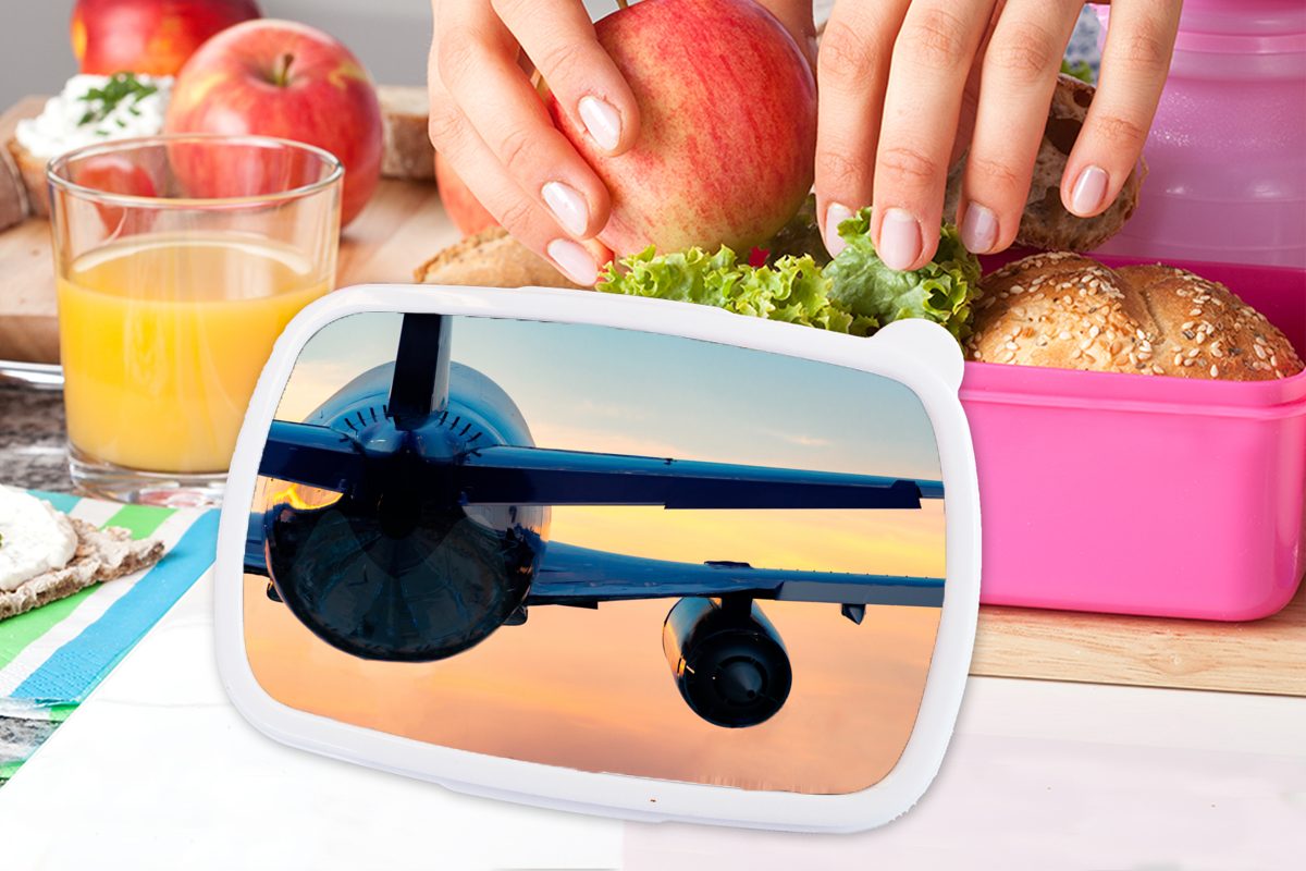 MuchoWow Lunchbox Rückansicht eines fliegenden Brotbox Mädchen, Erwachsene, für (2-tlg), Brotdose Flugzeugs Kunststoff während rosa Kinder, Sonnenuntergangs, Kunststoff, Snackbox, eines