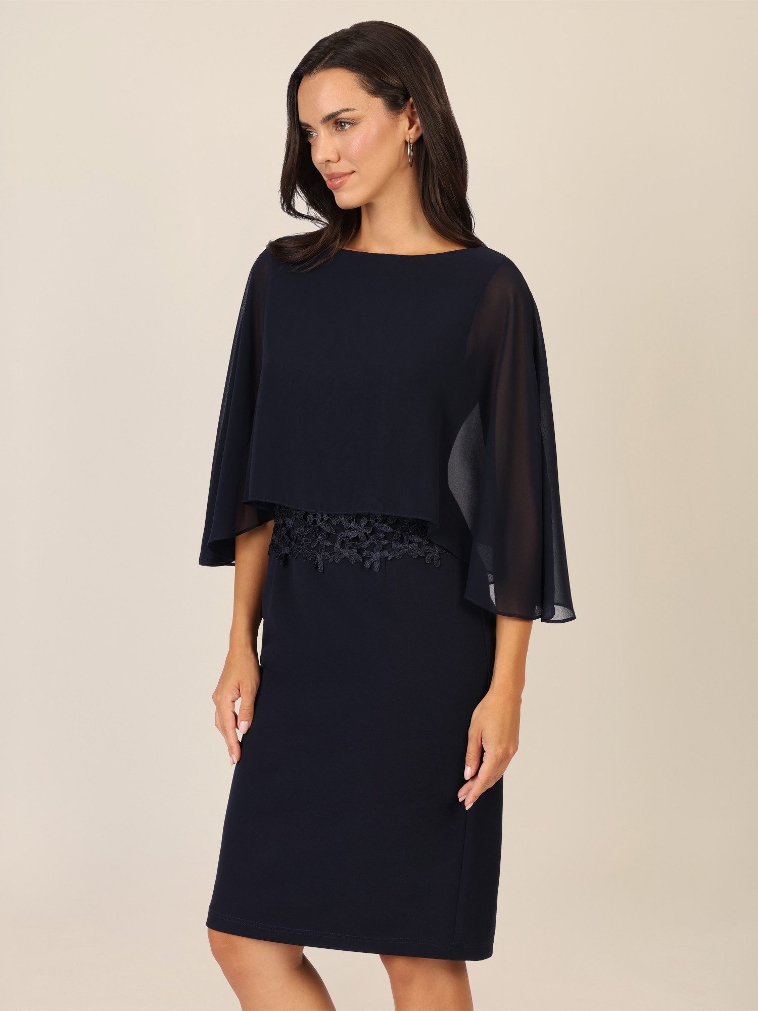 Apart Abendkleid in Lagenoptik mit Spitzenborte