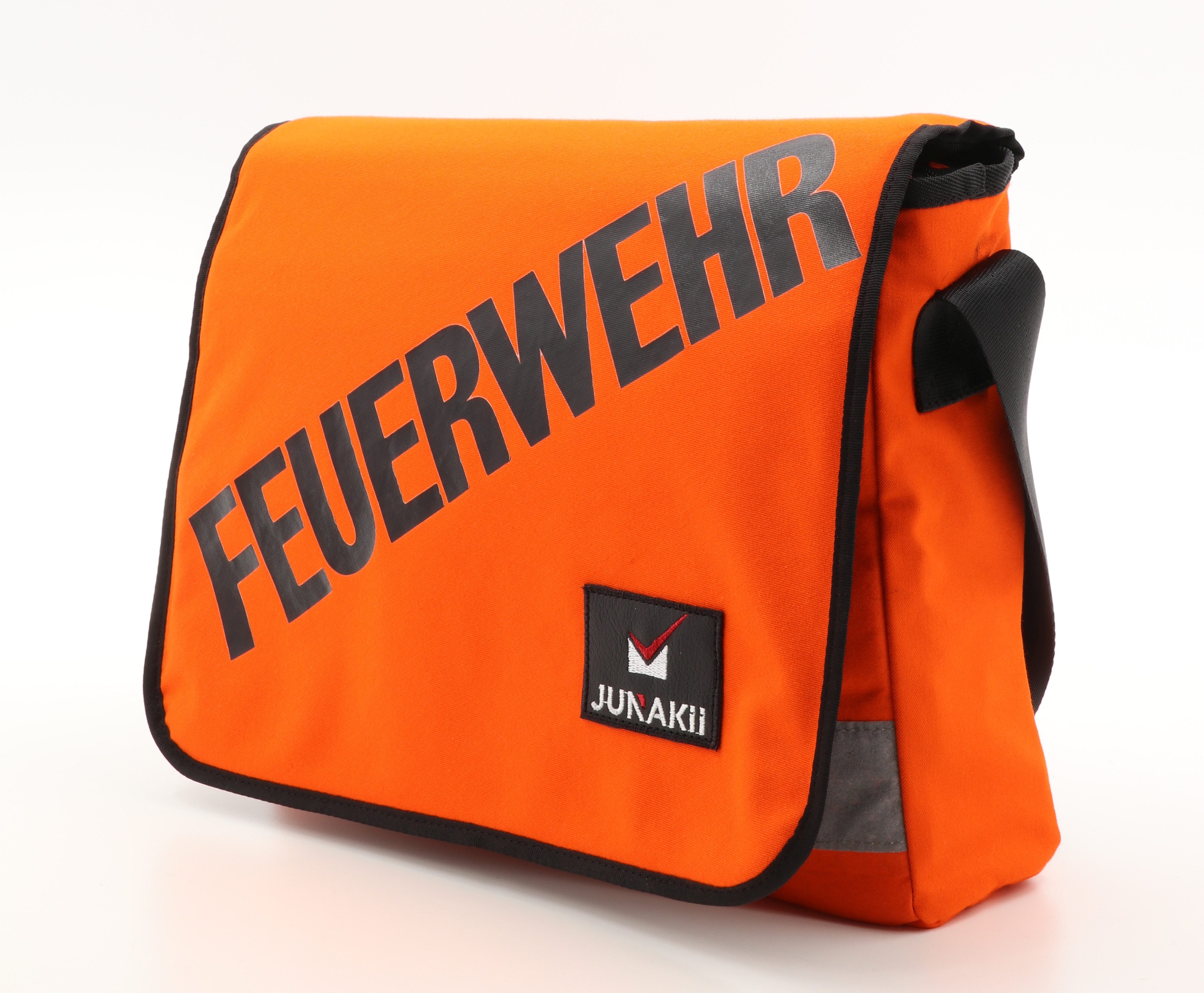 JUNAKii Messenger Bag, Unikat, nachhaltig, funktional, robust, upcycling, aus Europa