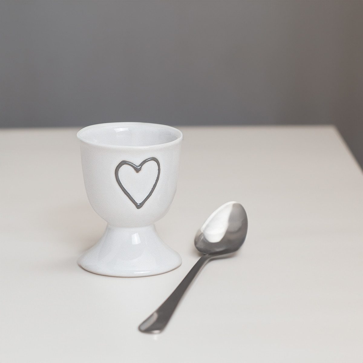 matches21 HOME & HOBBY Eierbecher, (4-tlg), Runde Keramik Ei-Halter als lustige Frühstücks-Eier Tisch-Deko