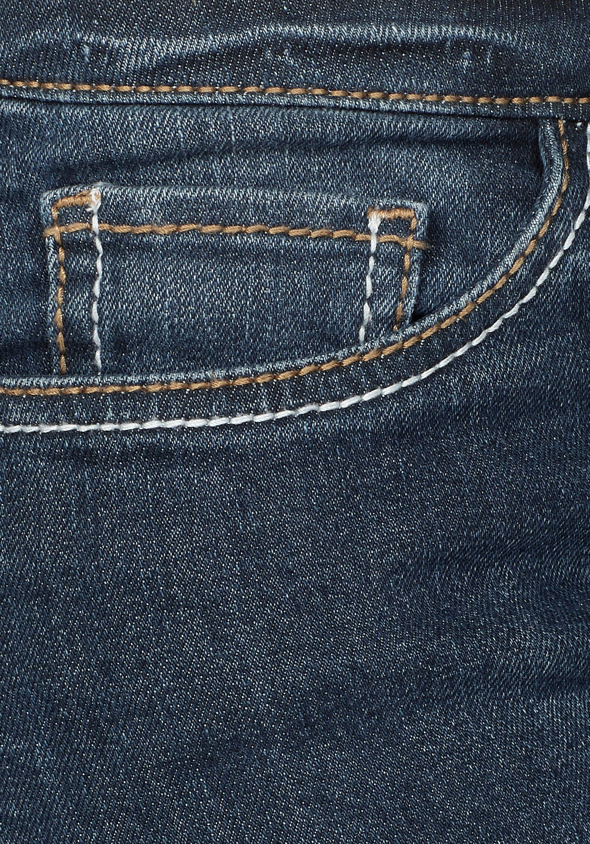 Arizona Bootcut-Jeans mit Kontrastnähten normale Leibhöhe, Bootcut, 5-Pocket-Style, dunkle Waschung