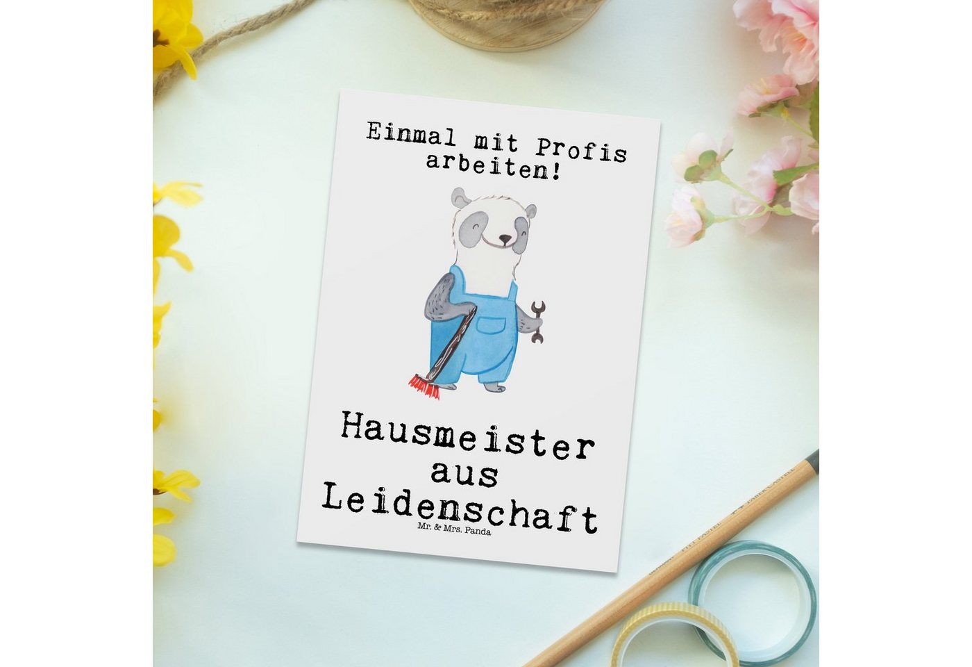 Thumbnail - Mr. & Mrs. Panda Postkarte Hausmeister Leidenschaft - Weiß - Geschenk, Postkarte, Ansichtskarten, Charmante Designs